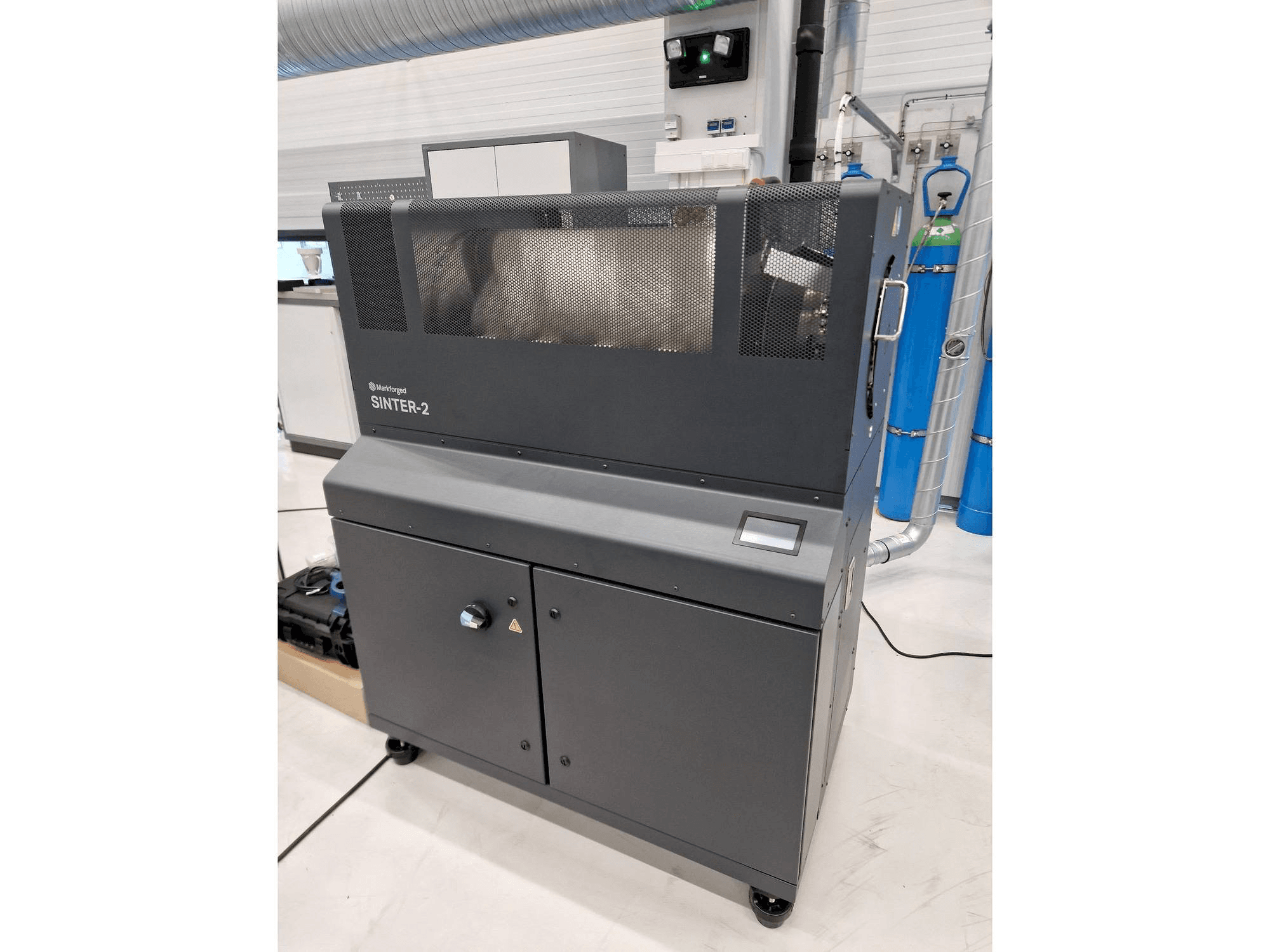 Vista frontale della macchina MARKFORGED Metal X
