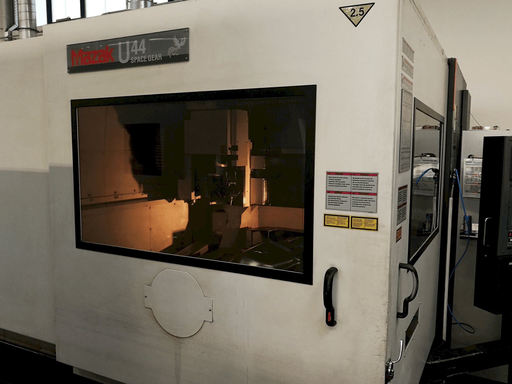 Vista lato sinistro della macchina Mazak Space Gear-U44