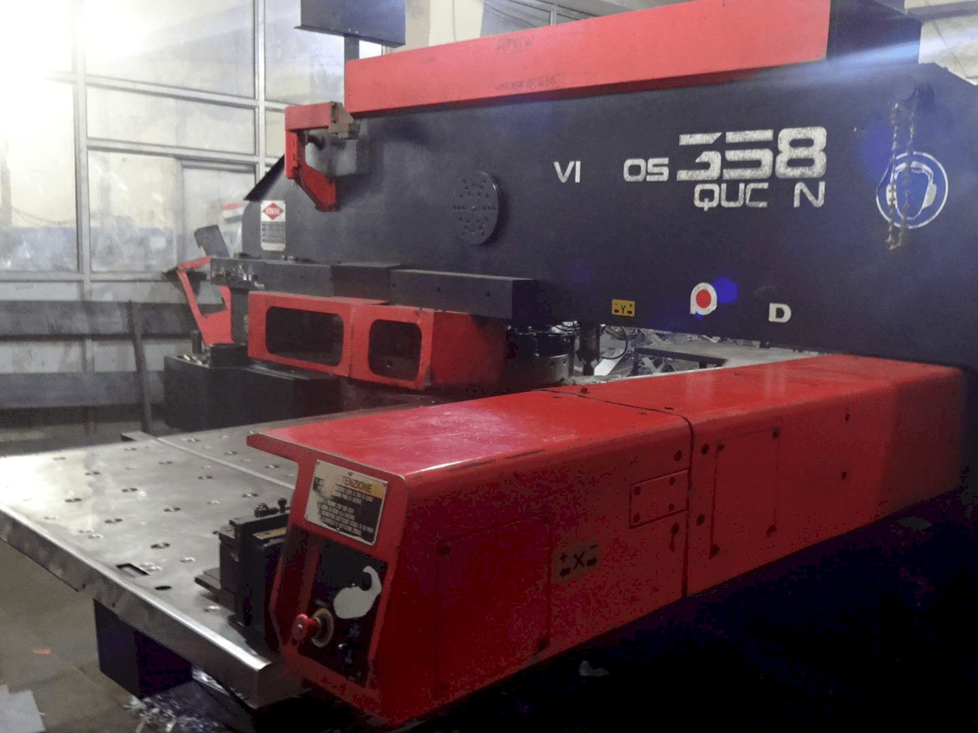 Vista lato destro della macchina AMADA Vipros 358Q
