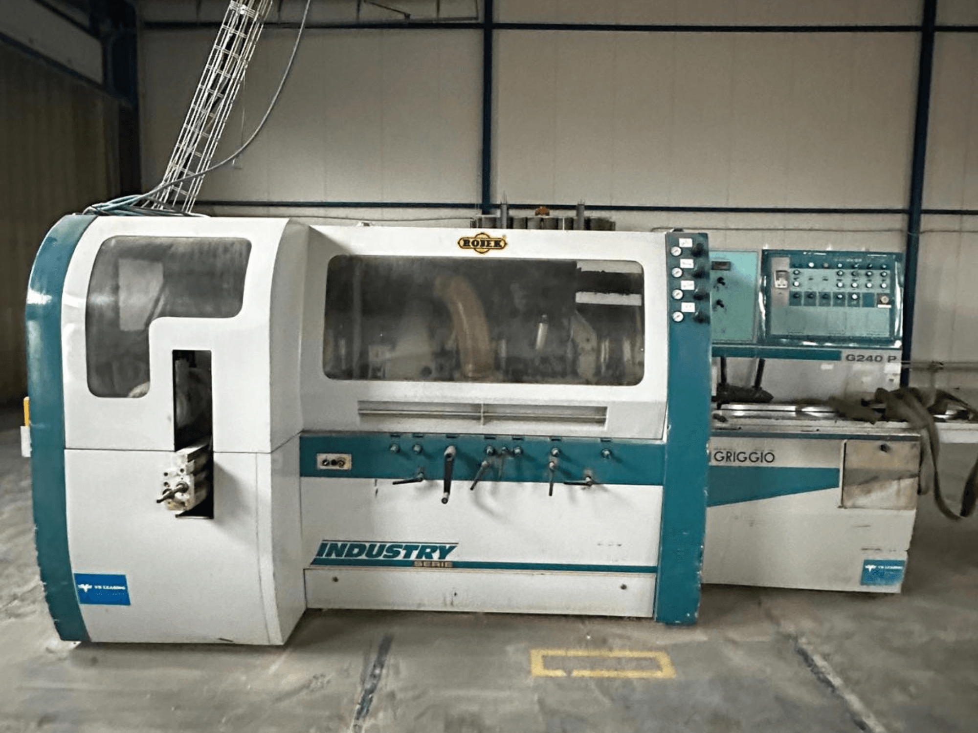 Macchina Griggio Industry G240 P, vista frontale, con pannello di controllo e involucro trasparente che mostra i meccanismi interni.