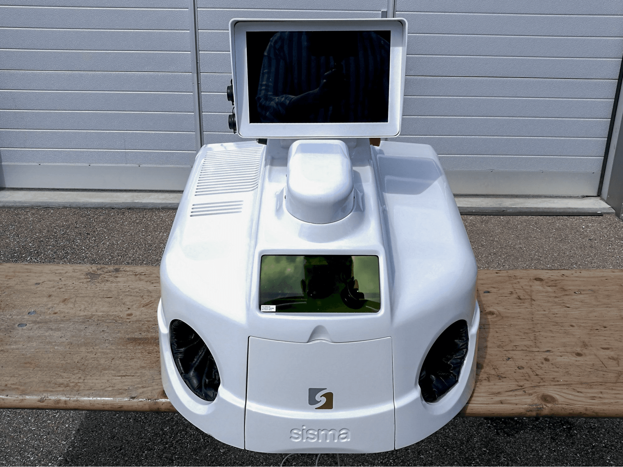 Vista frontale della macchina Sisma LM-DV 100