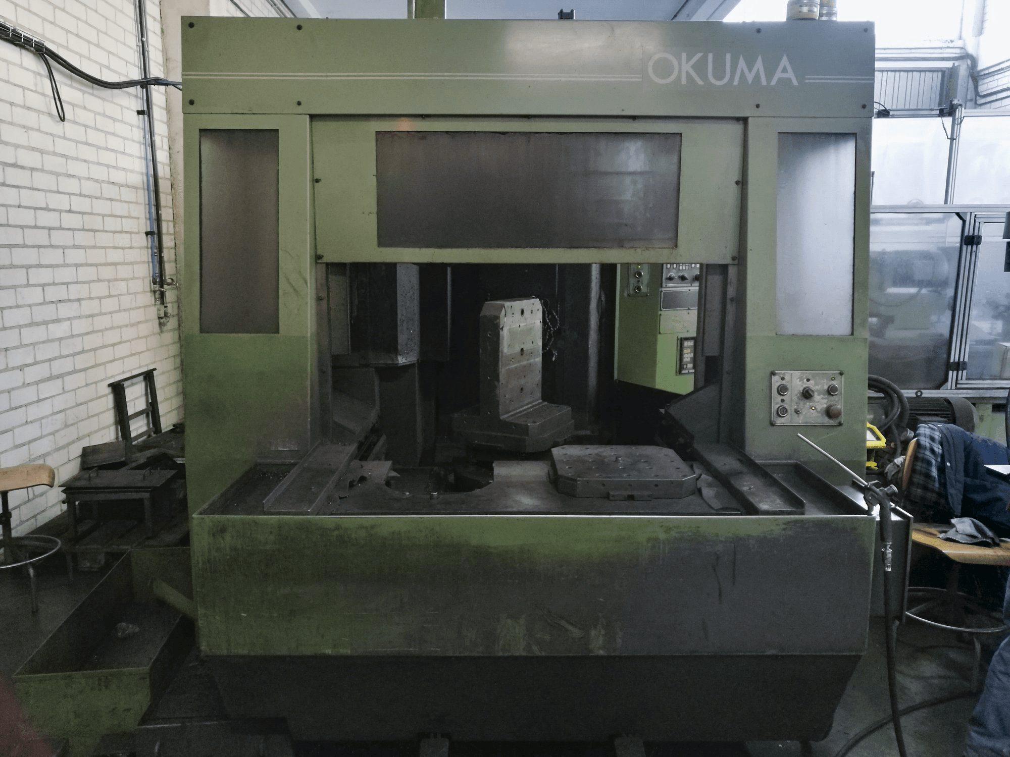 Vista frontale della macchina Okuma MC-40H