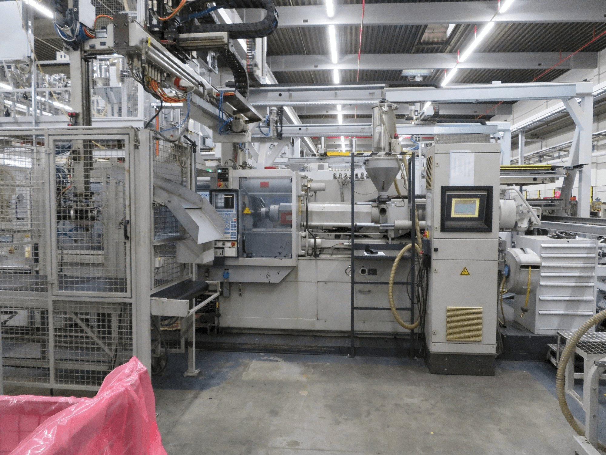 Vista frontale della macchina Krauss Maffei 200-1400 C2