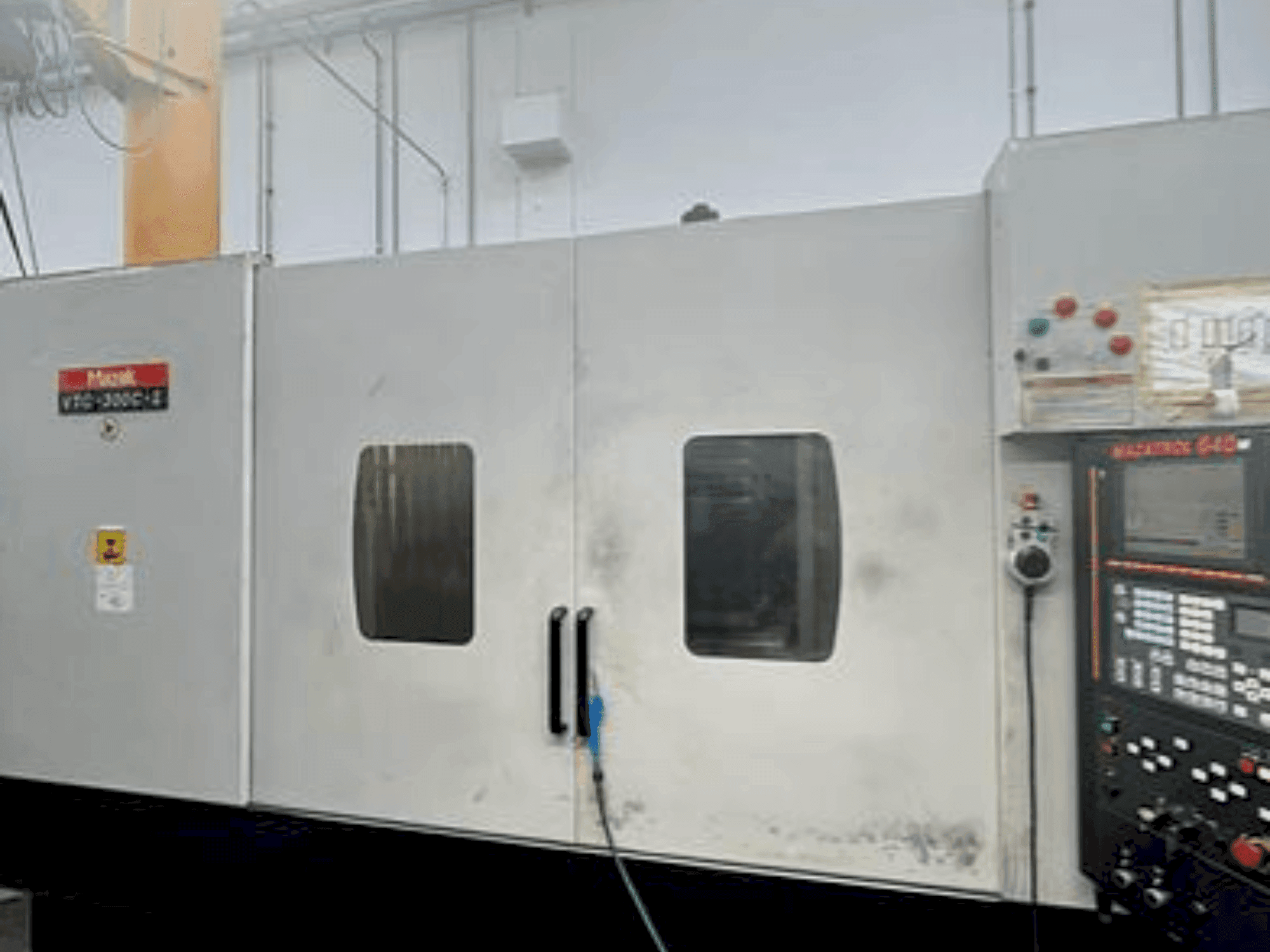 Vista frontale della macchina Mazak VTC 300 (2004)