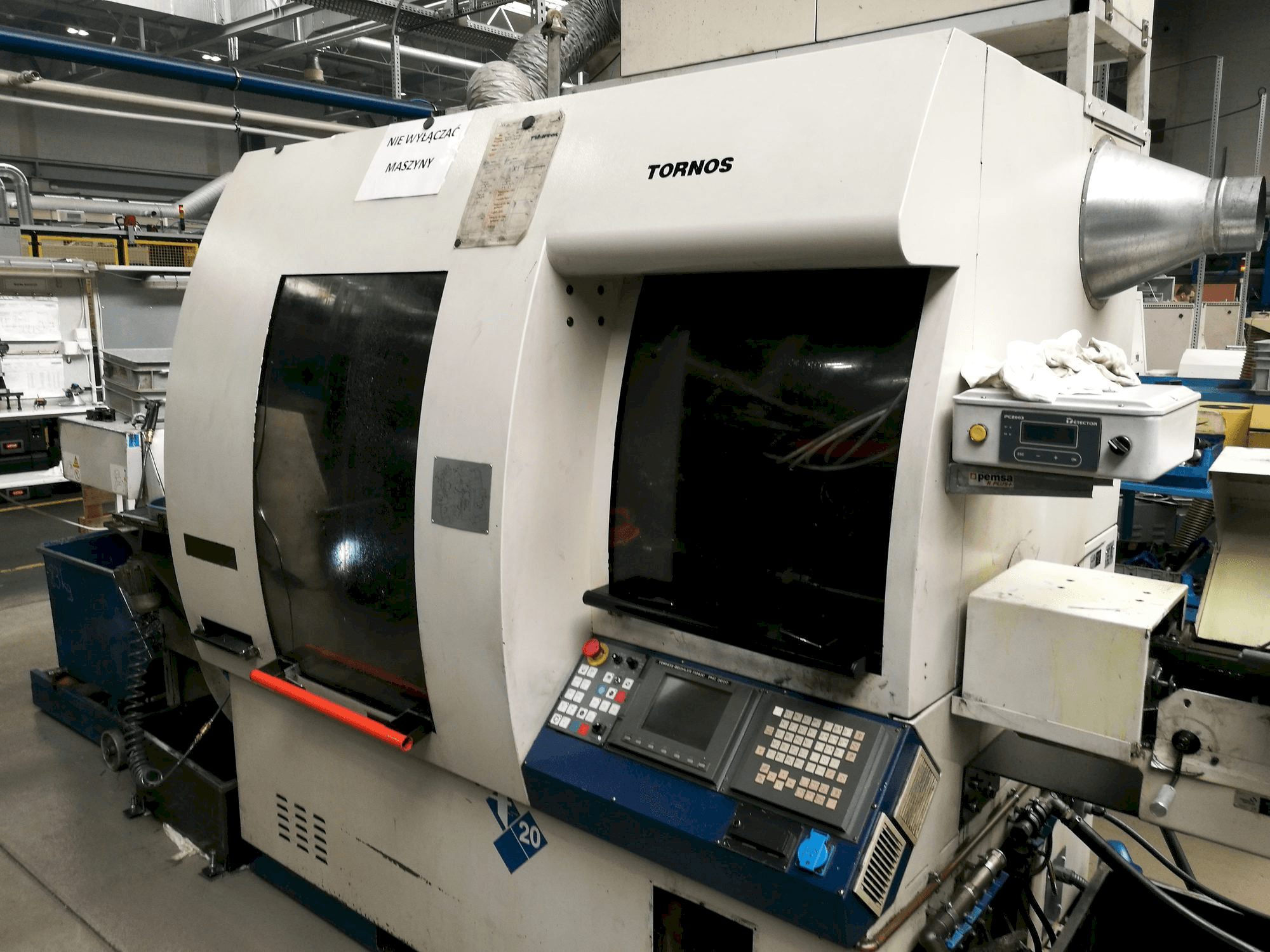 Vista frontale della macchina Tornos Deco-2000/20