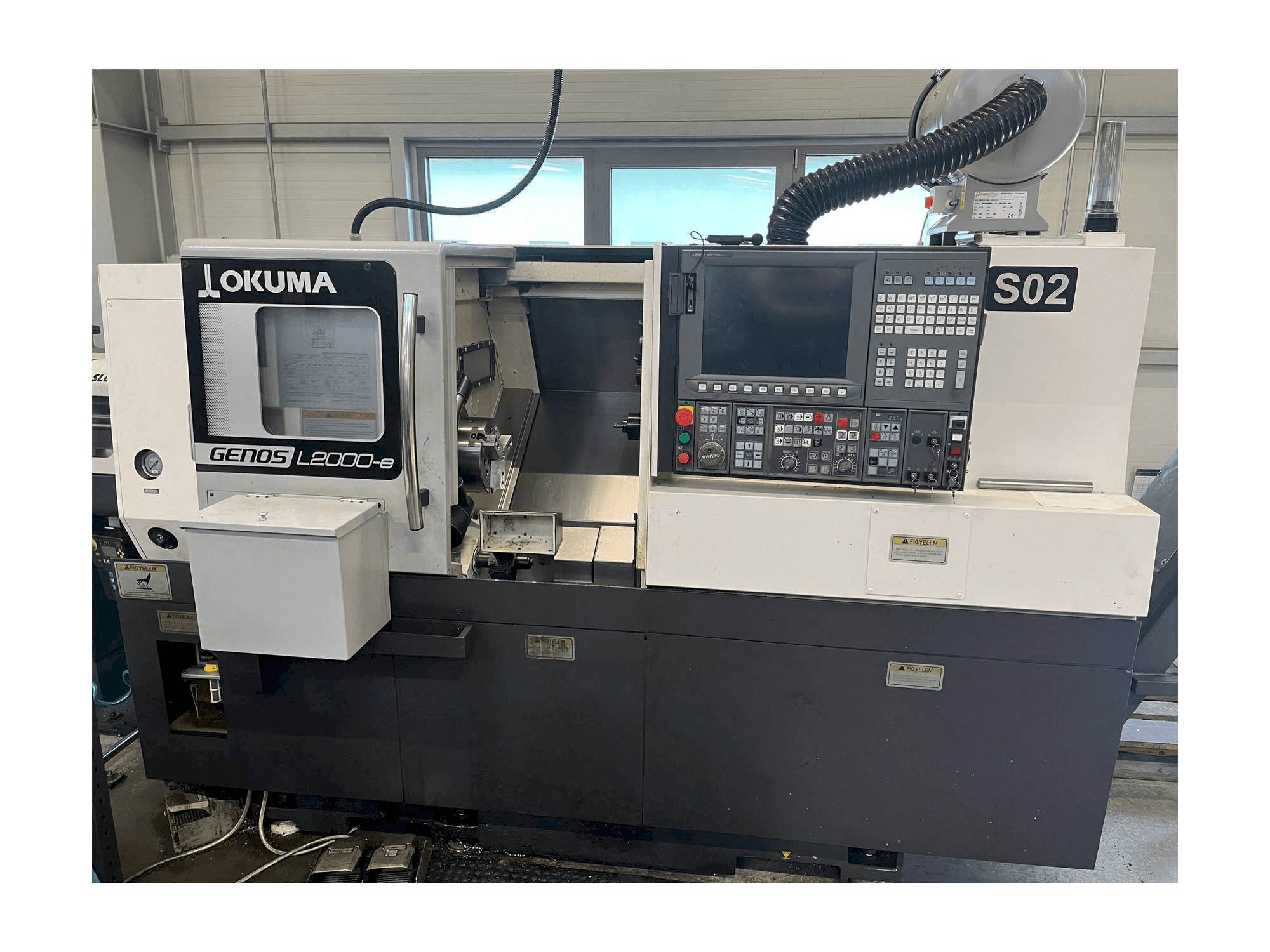 Vista frontale della macchina Okuma GENOS L200