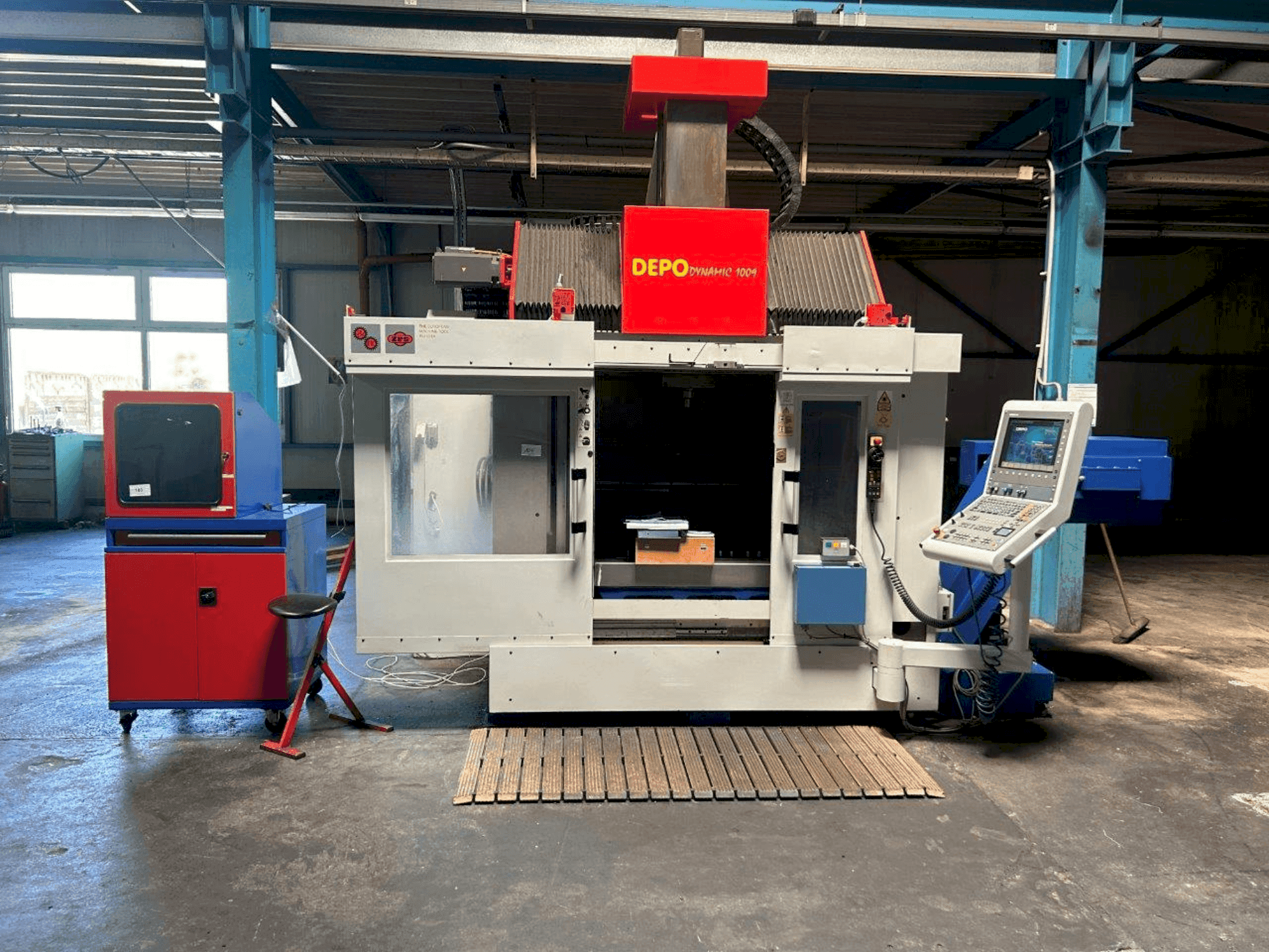 Vista frontale della macchina DEPO Dynamic 1009