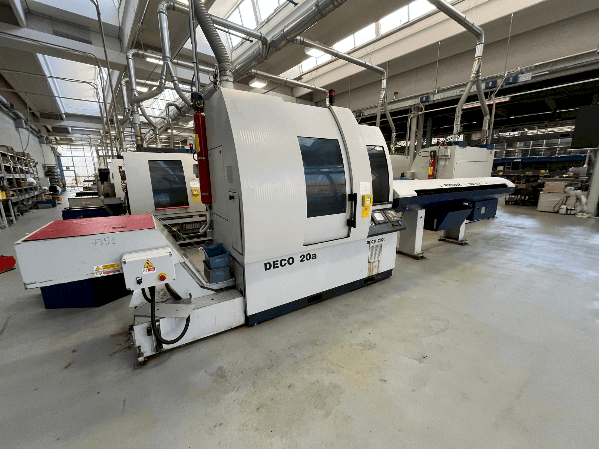 Vista frontale della macchina TORNOS DECO 20A