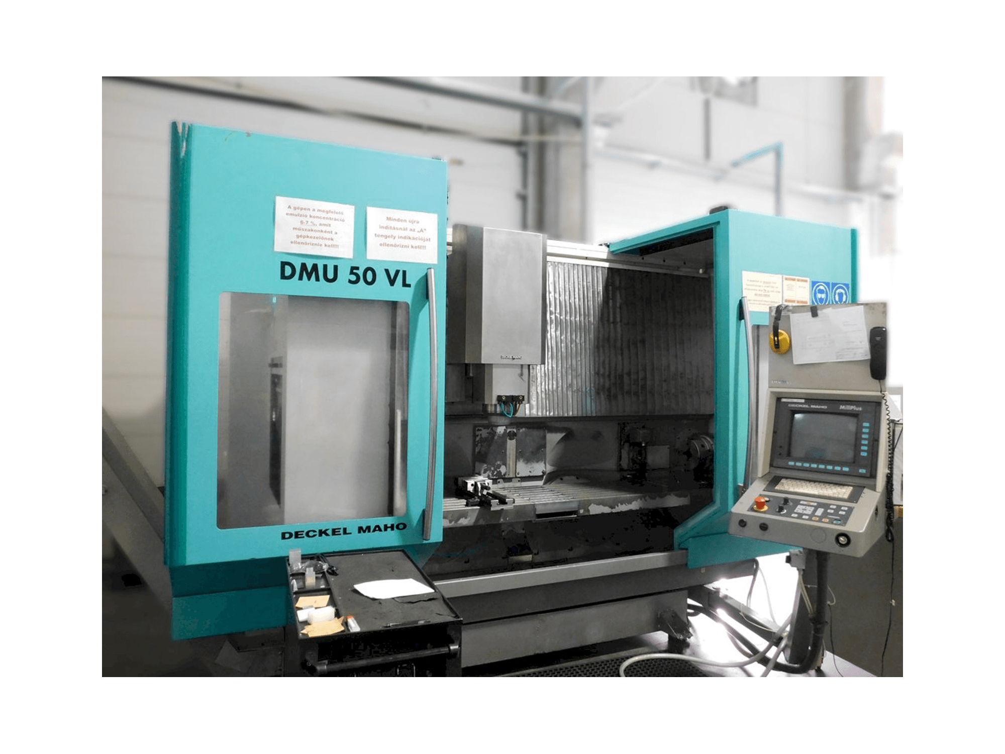 Vista frontale della macchina DMG DMU 50 VL