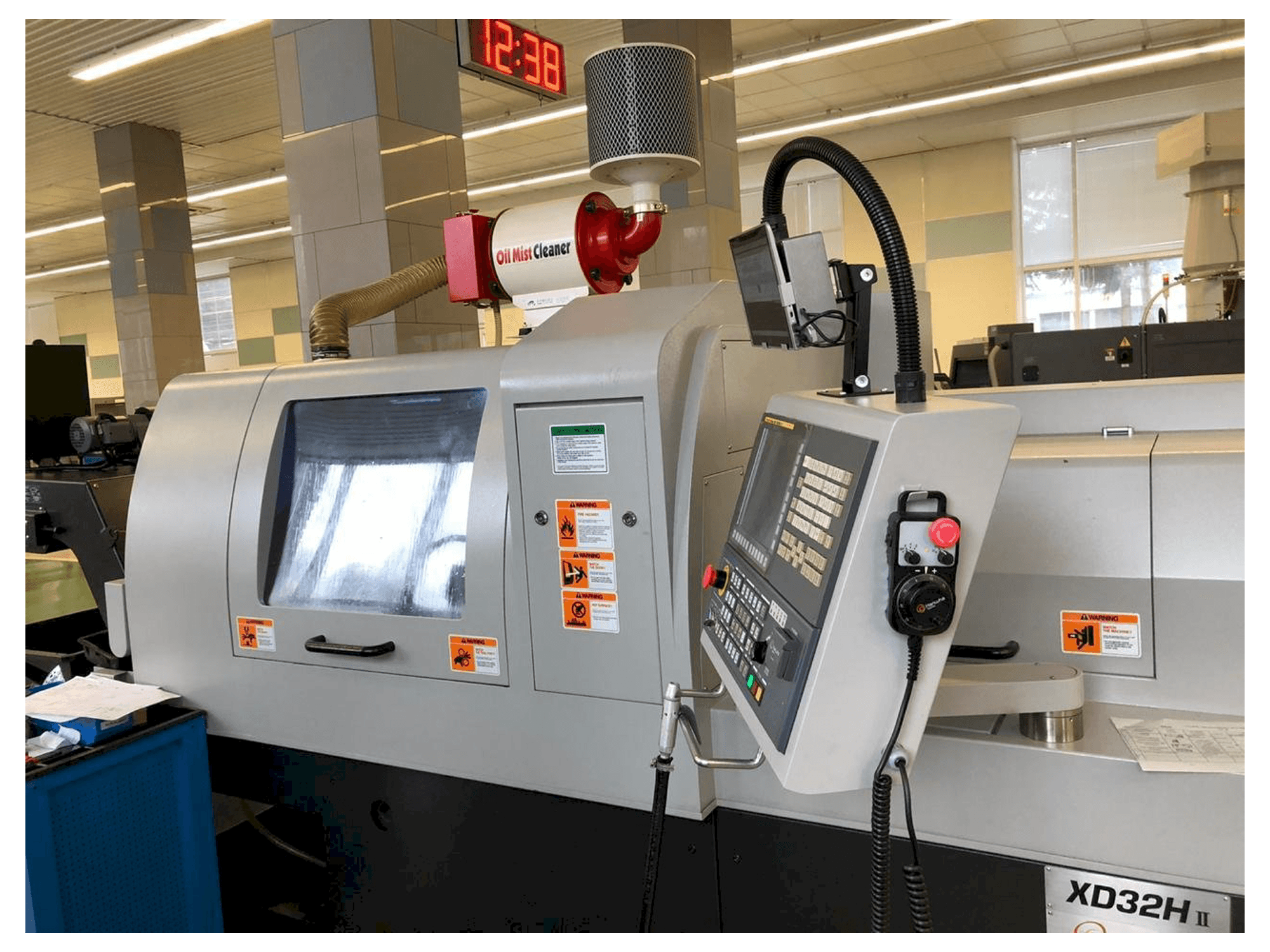 Vista frontale della macchina Hanwha XD32H II