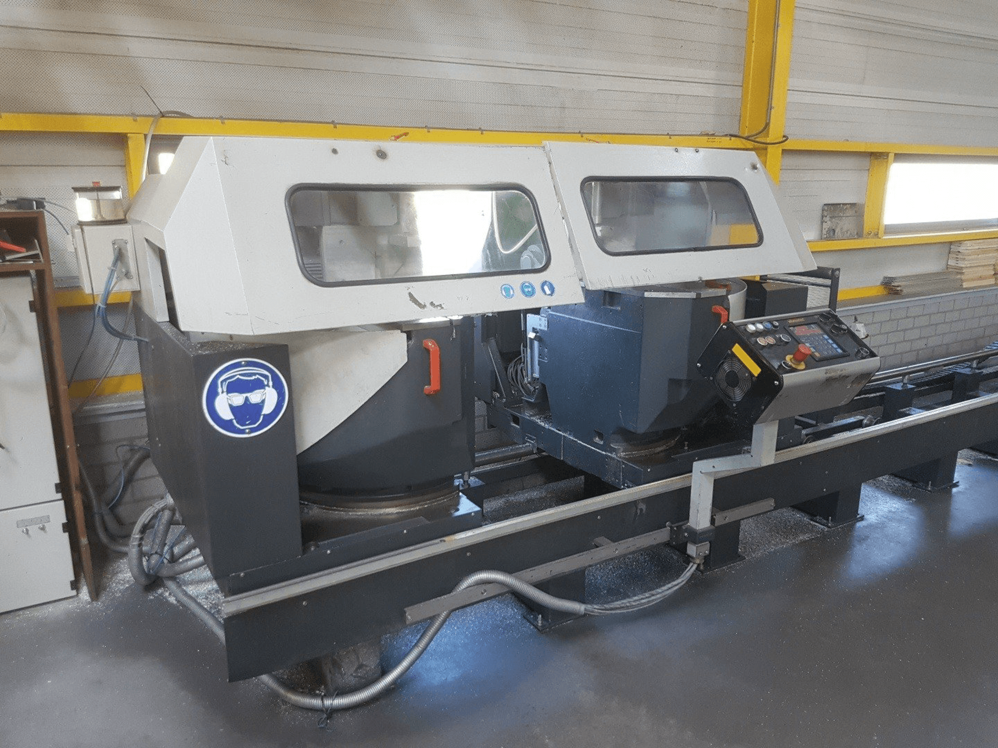 Vista frontale della macchina Elumatec DG 244