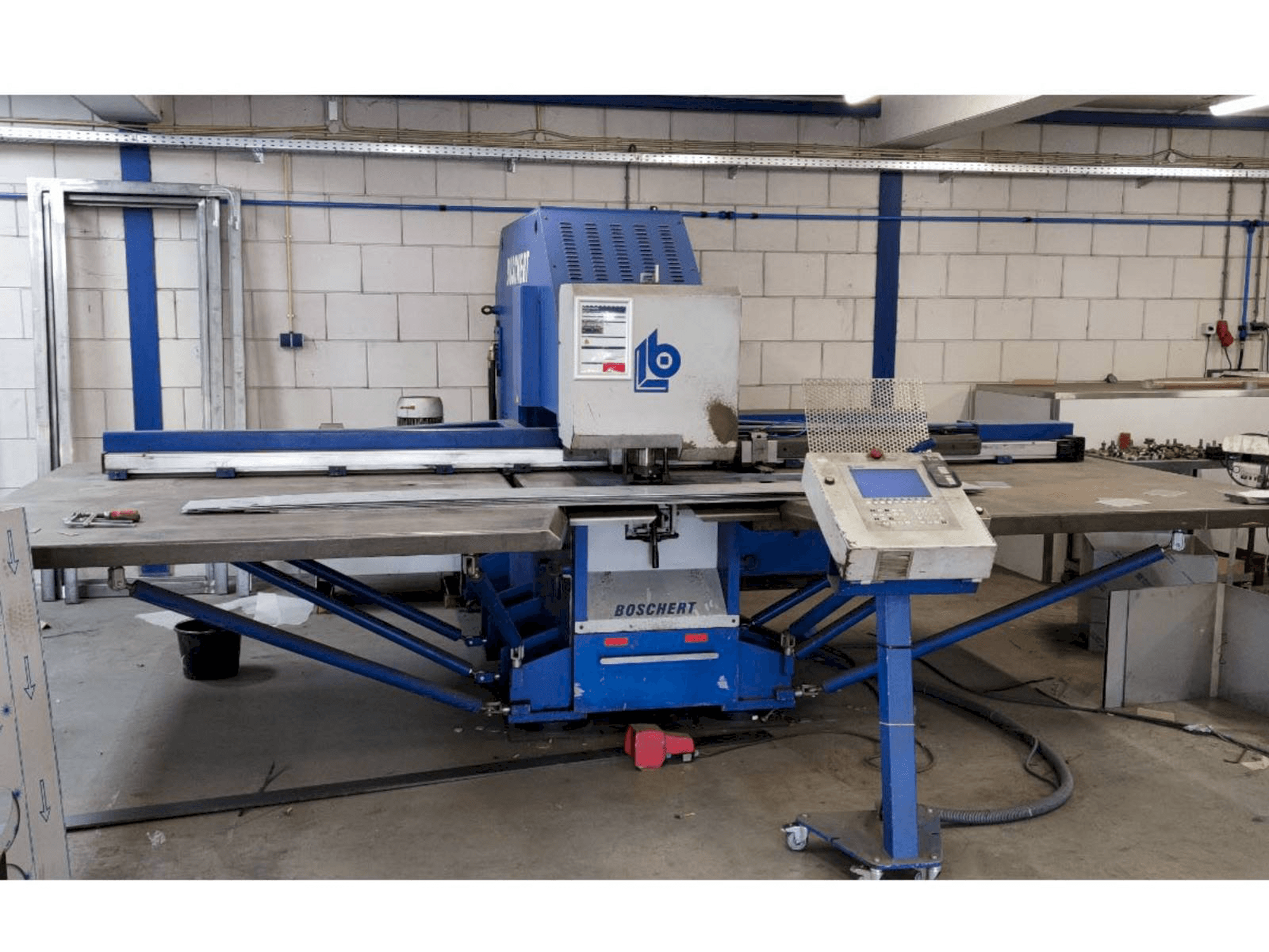 Vista frontale della macchina Boschert EL 1000 CNC Z