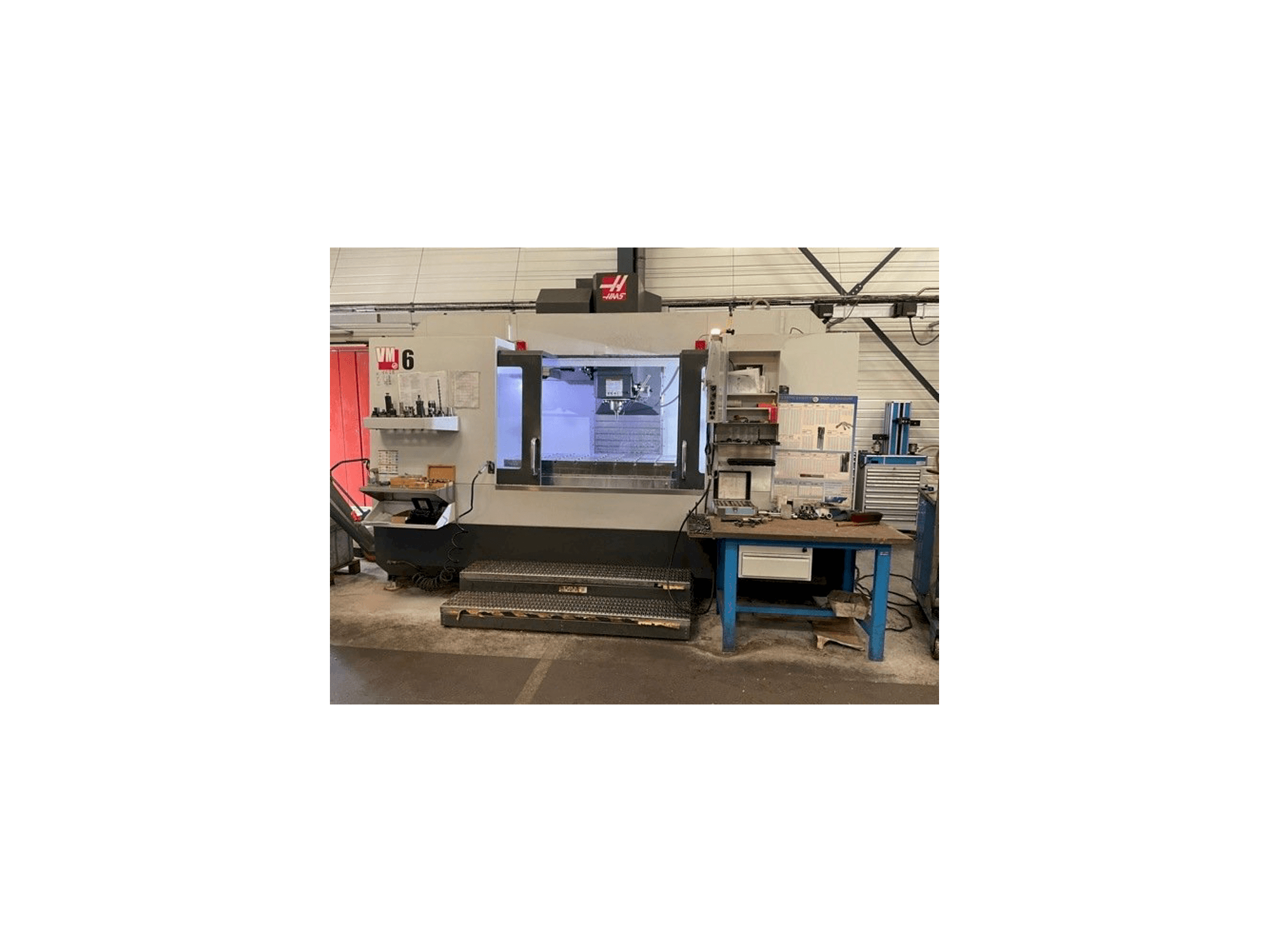 Vista frontale della macchina HAAS VM-6