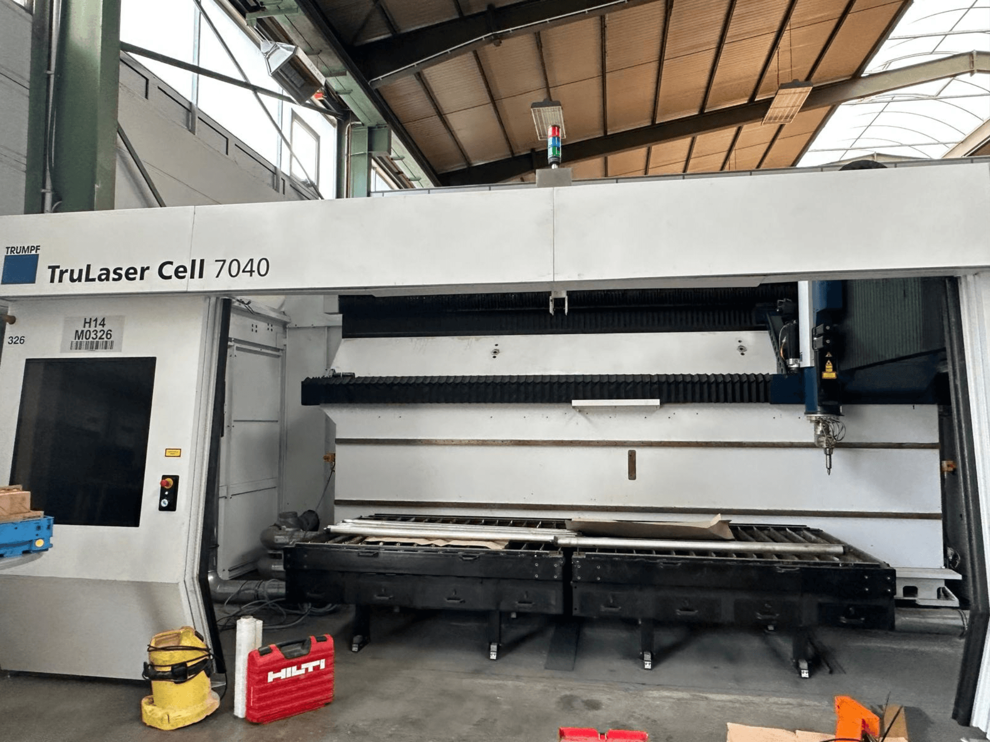 Macchina per il taglio laser a CO₂ TRUMPF TruLaser Cell 7040 vista frontale, con pannello di controllo e area di taglio in primo piano.