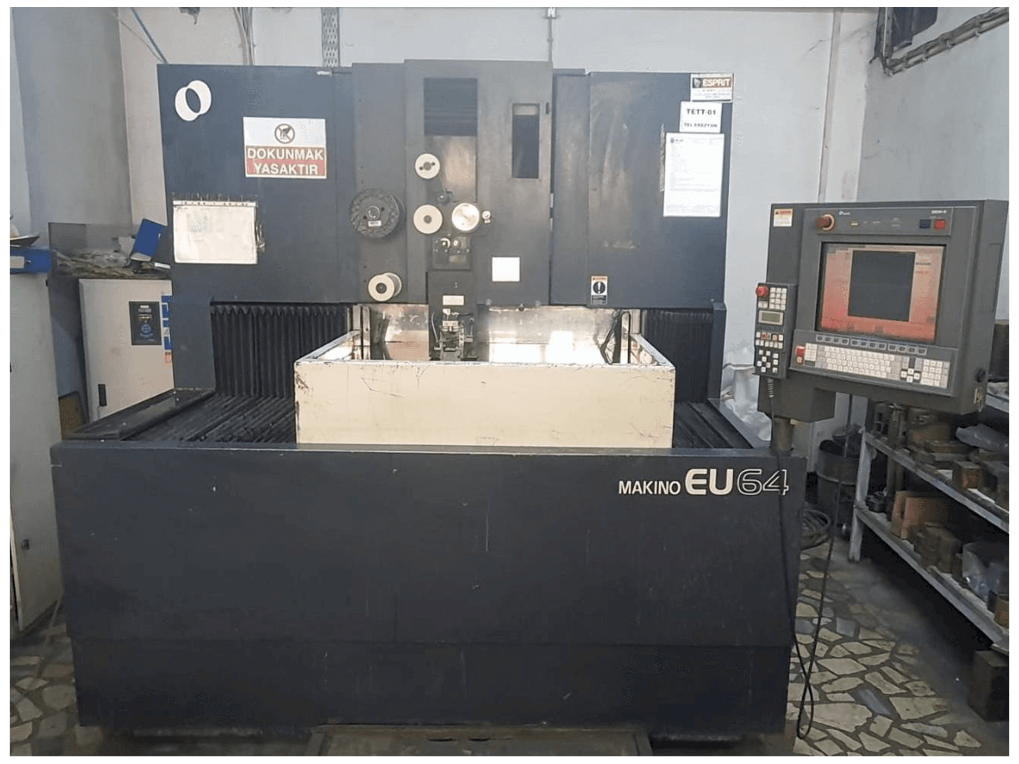 Vista frontale della macchina Makino EU64