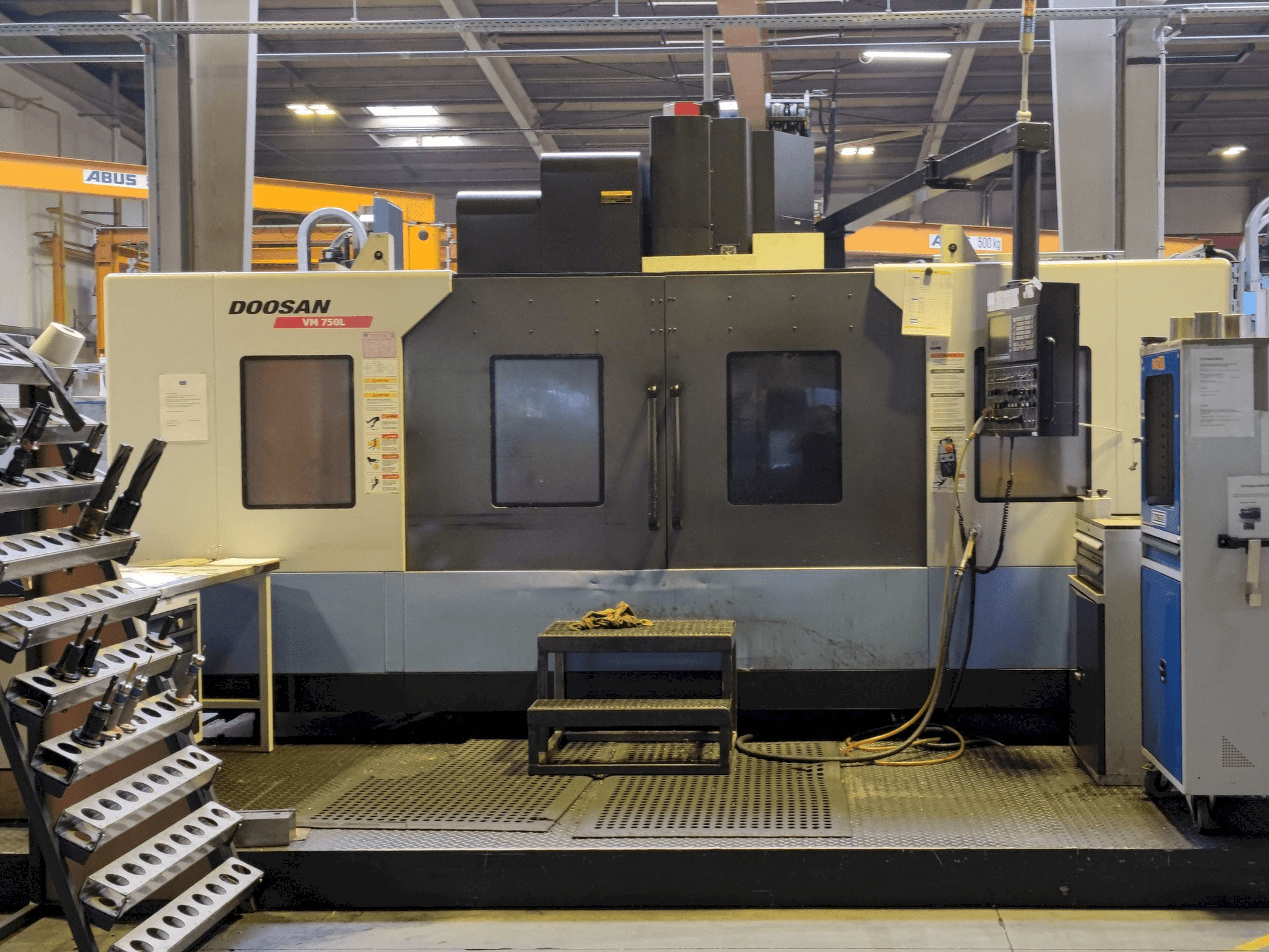 Vista frontale della macchina Doosan VM 750L