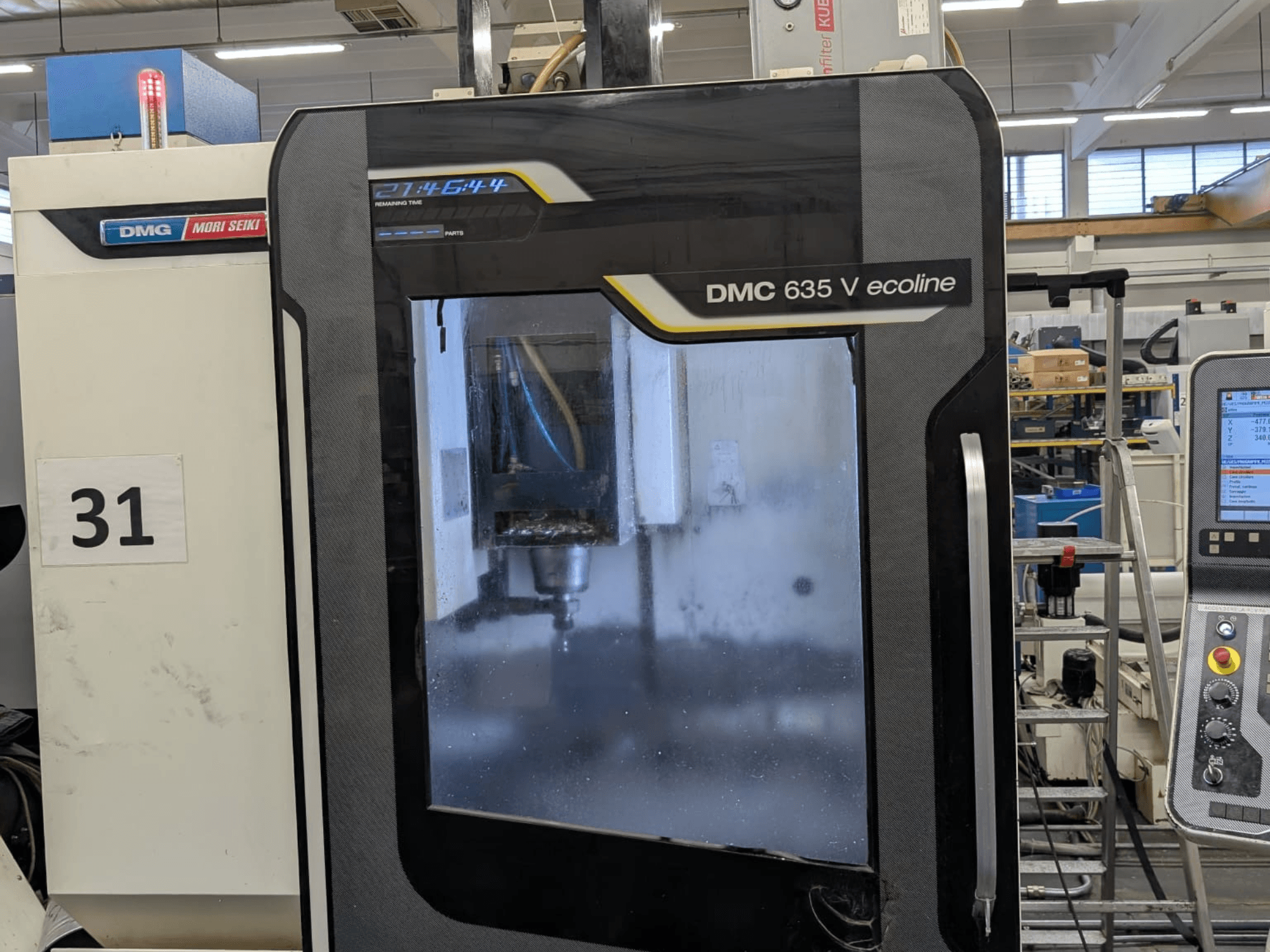 Centro di lavoro verticale DMG Mori Seiki DMC 635V ecoline, vista frontale che mostra il pannello di controllo e l'area di lavorazione visibile.