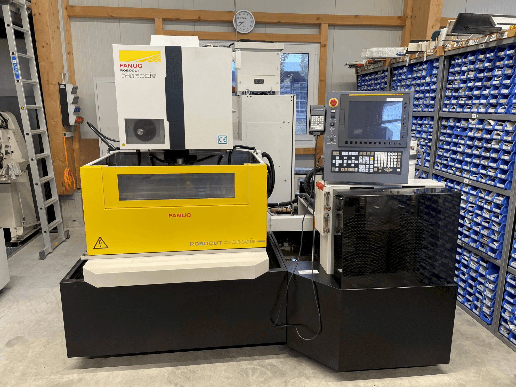 Vista frontale della macchina FANUC Robocut alpha iB600