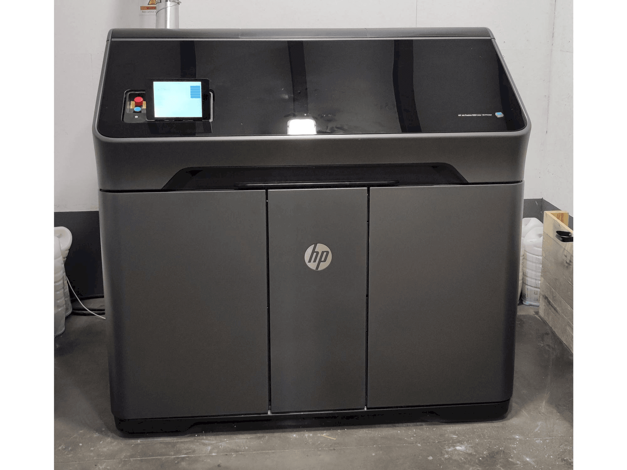 Vista frontale della macchina HP MJF 580