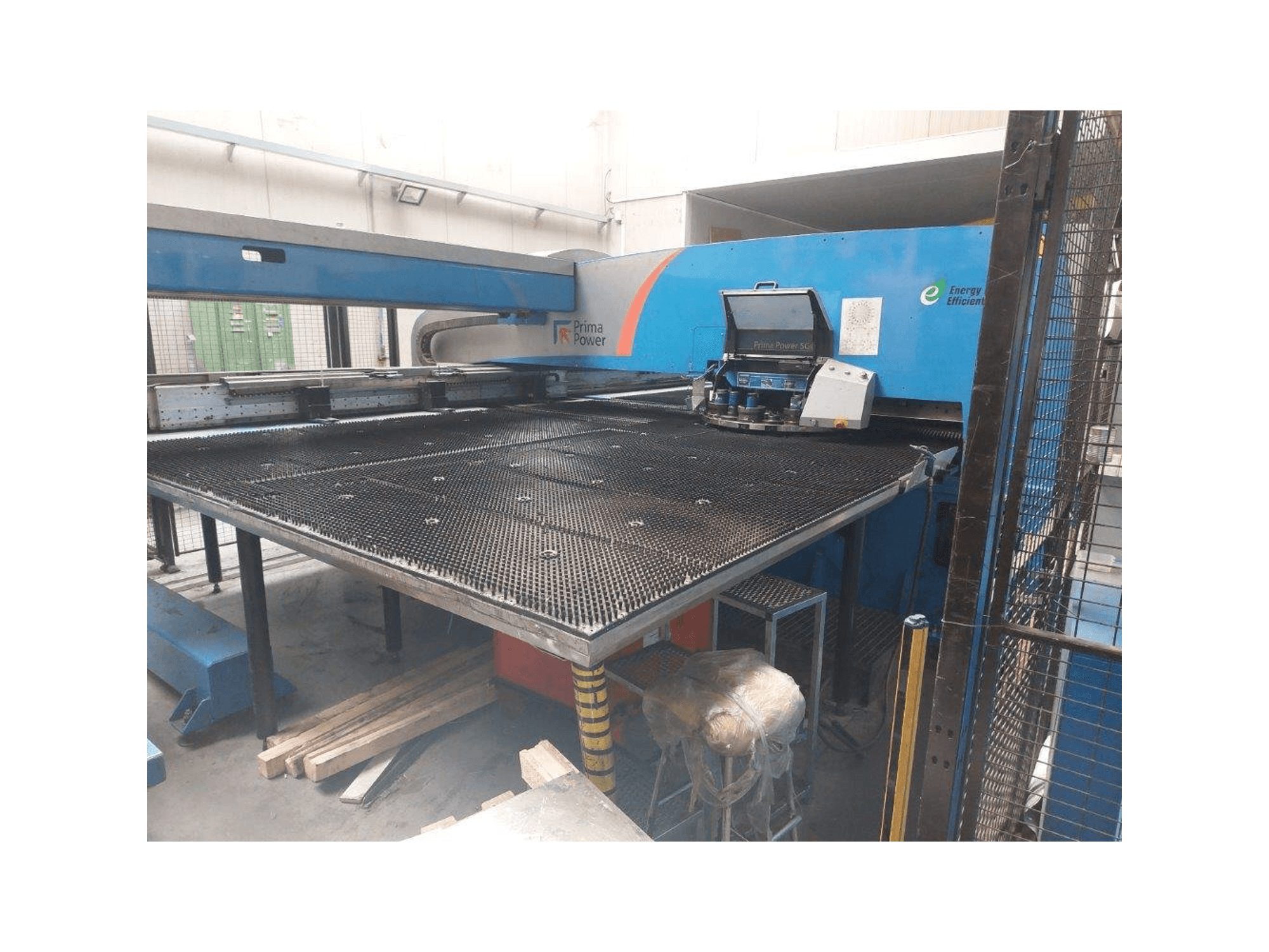 Vista frontale della macchina Prima Power SGe6