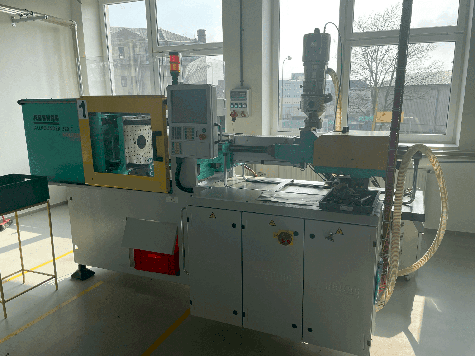 Vista frontale della macchina Arburg Allrounder 320C 500-170