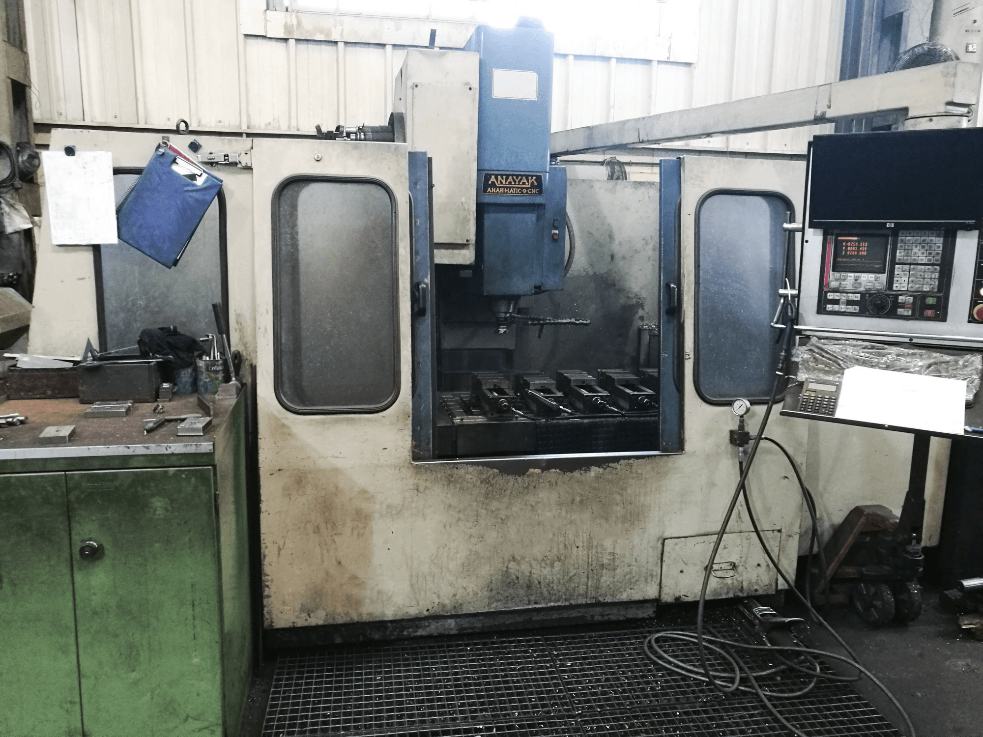 Vista frontale della macchina ANAYAK ANAK MATIC-9 CNC
