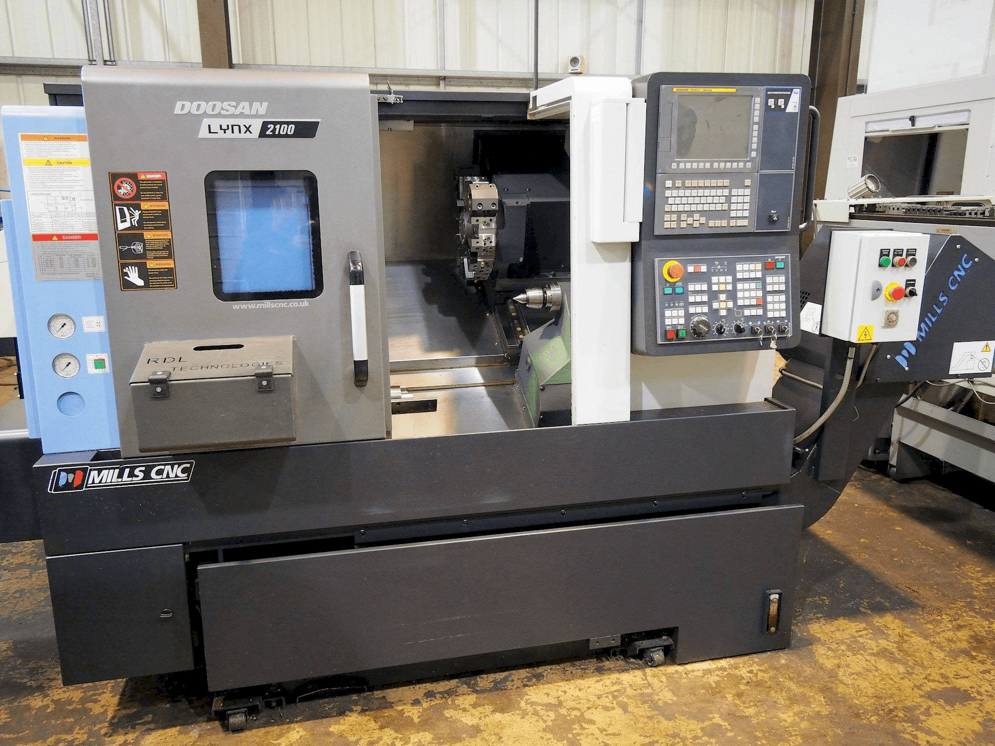 Vista frontale della macchina Doosan Lynx 2100B