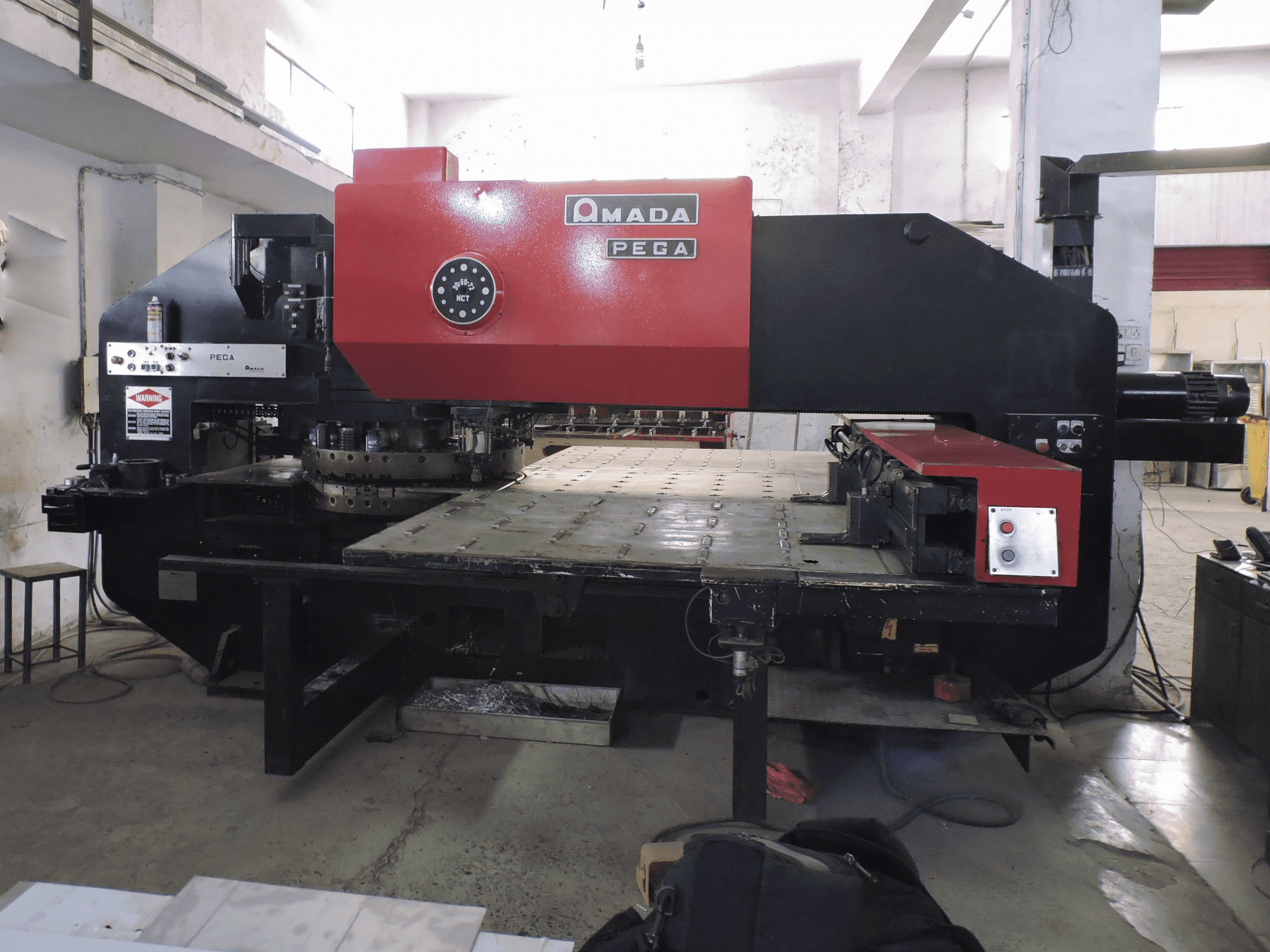 Vista frontale della macchina AMADA PEGA 357