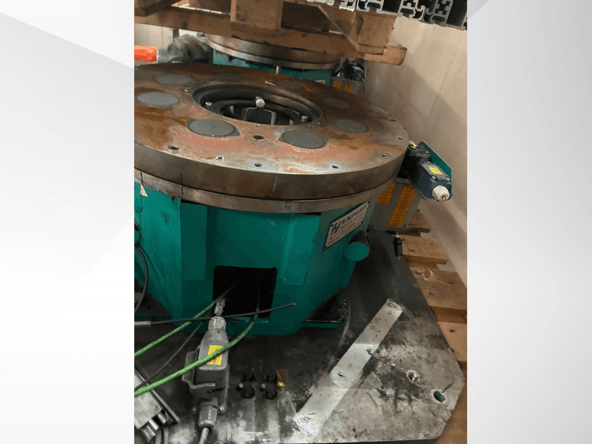 Apparecchiatura di automazione EXPERT EDX810/0250/8 vista di lato, caratterizzata da una base metallica, meccanismi di comando e segni di usura sulla superficie.