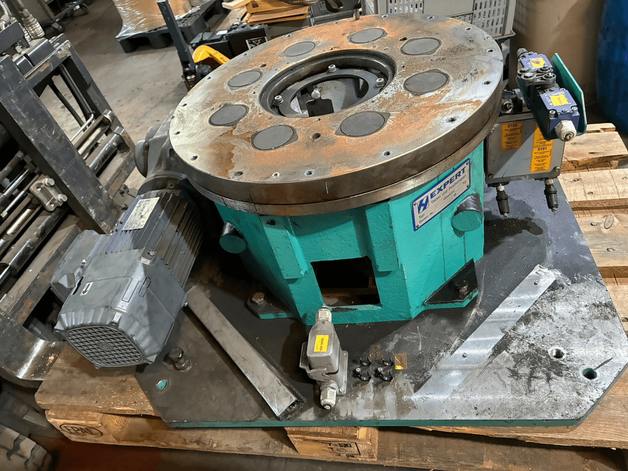 Apparecchiatura di automazione Expert EDX810/0250/8, vista frontale, dotata di motore, pannello di controllo e piastra circolare con fori multipli.