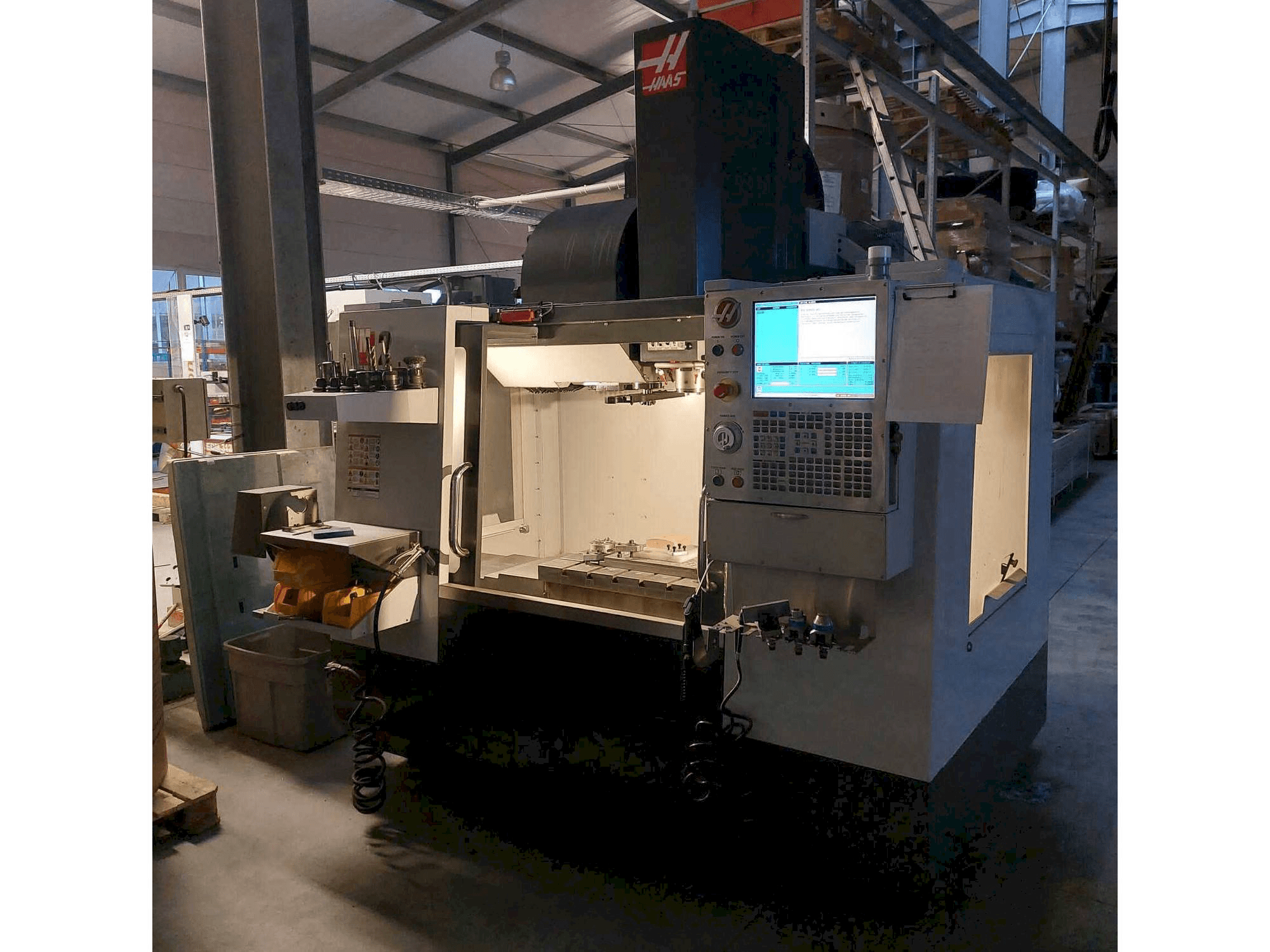 Vista frontale della macchina HAAS VM-2