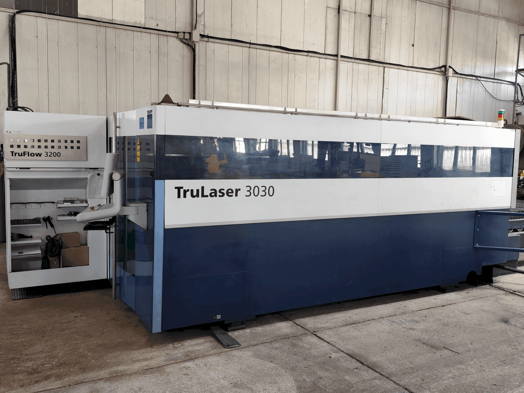 Vista frontale della macchina TRUMPF TruLaser 3030 (L20)