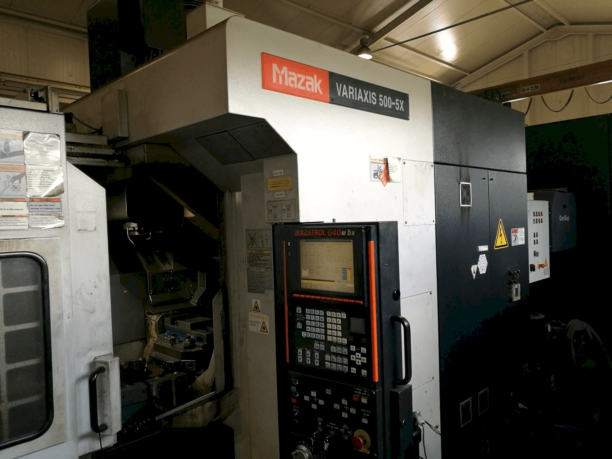 Vista frontale della macchina Mazak VARIAXIS 500-5X