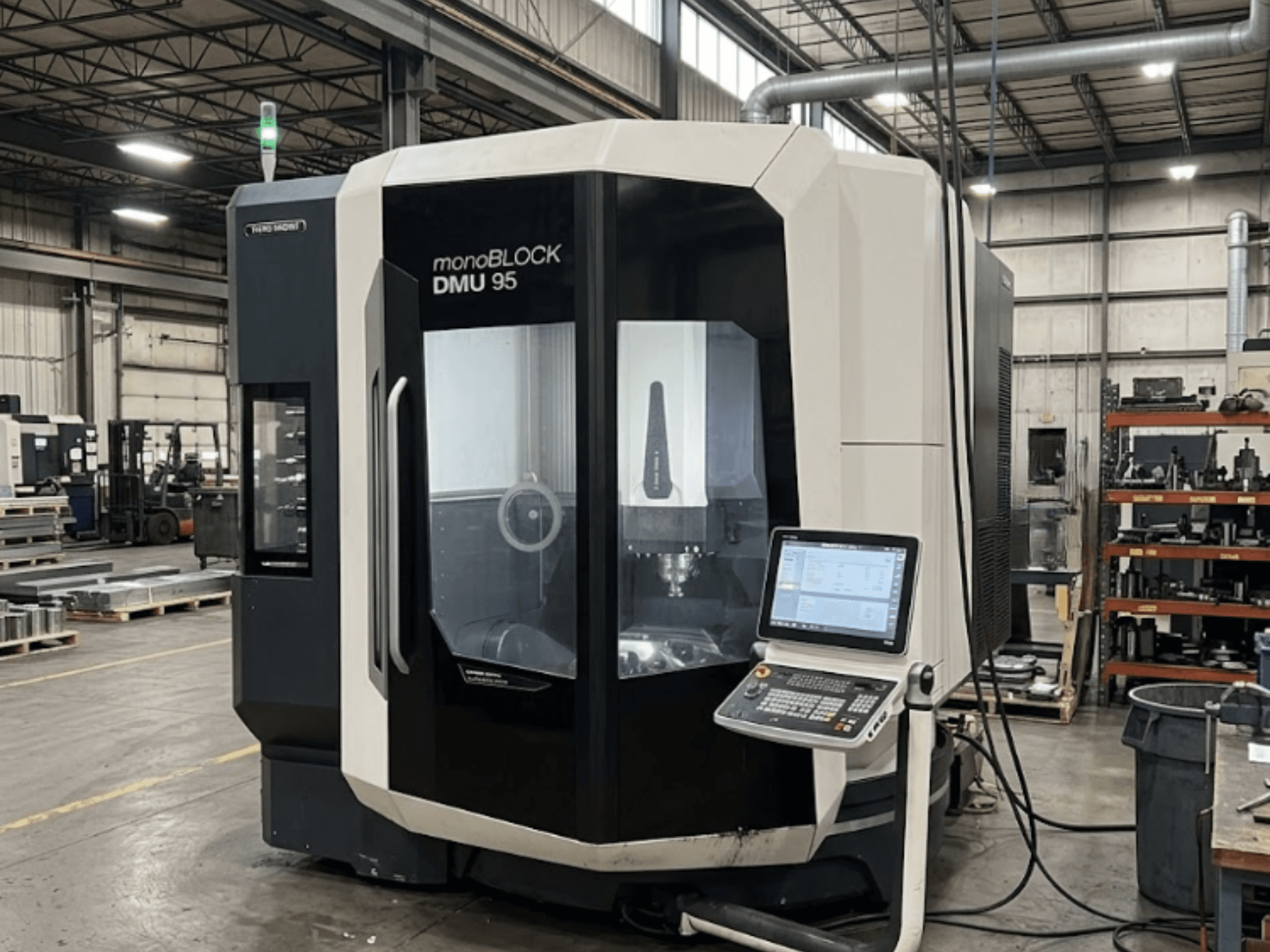 Centro di lavoro verticale DMG MORI DMU 95 Monoblock in uno stabilimento, con pannello di controllo visibile, vista frontale.