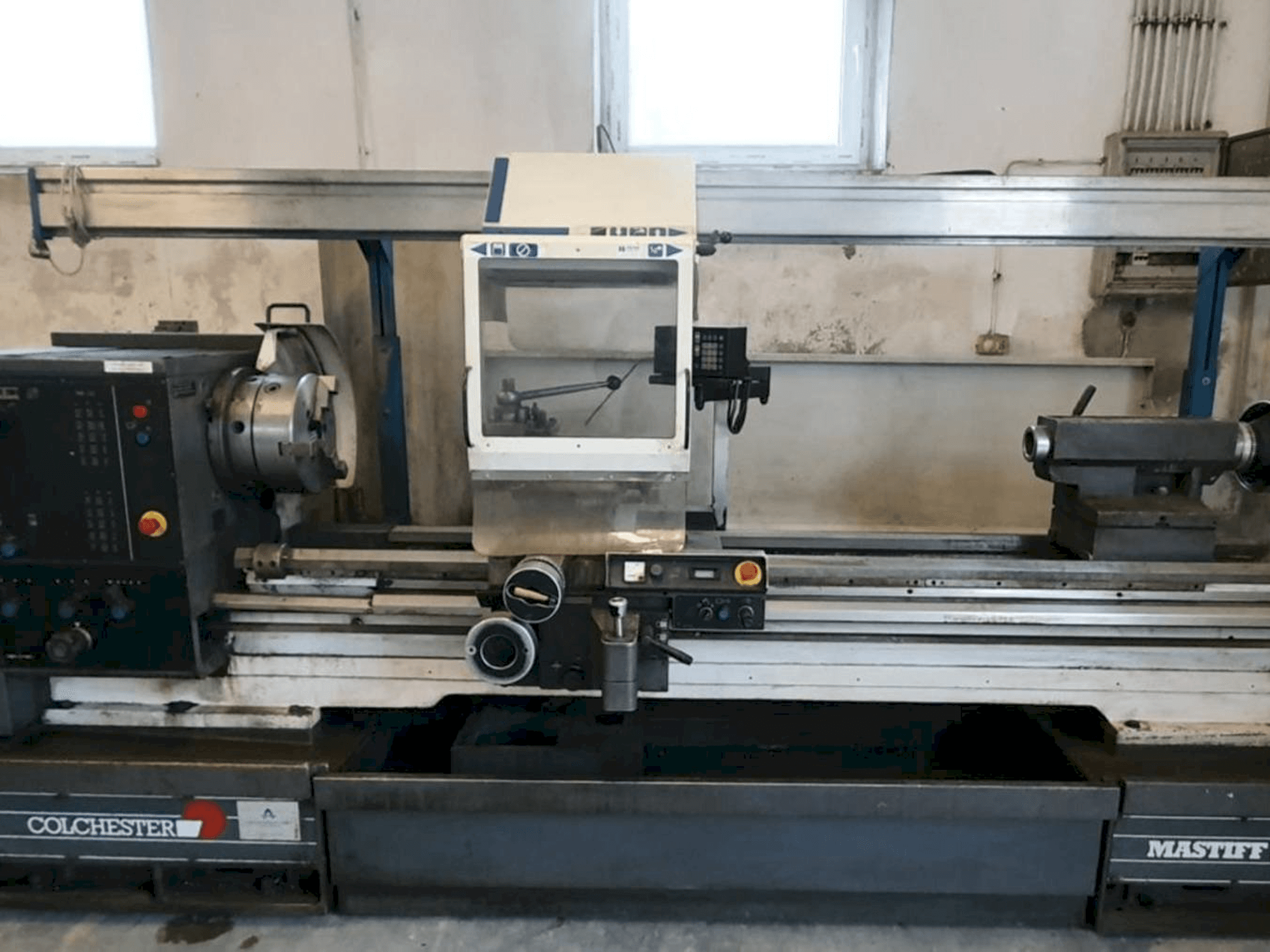 Vista frontale della macchina Colchester MASTIFF V/S 1800