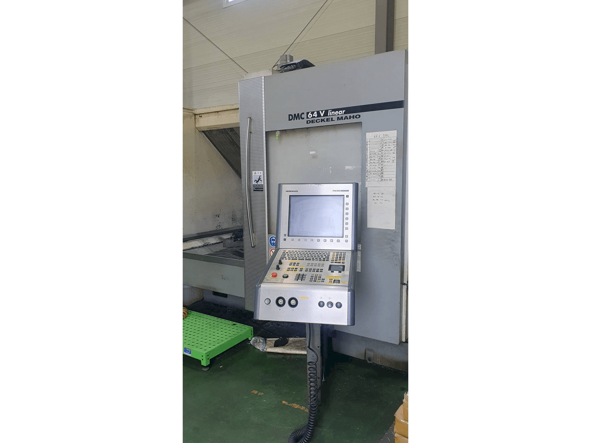Vista frontale della macchina DECKEL MAHO DMC 64 V