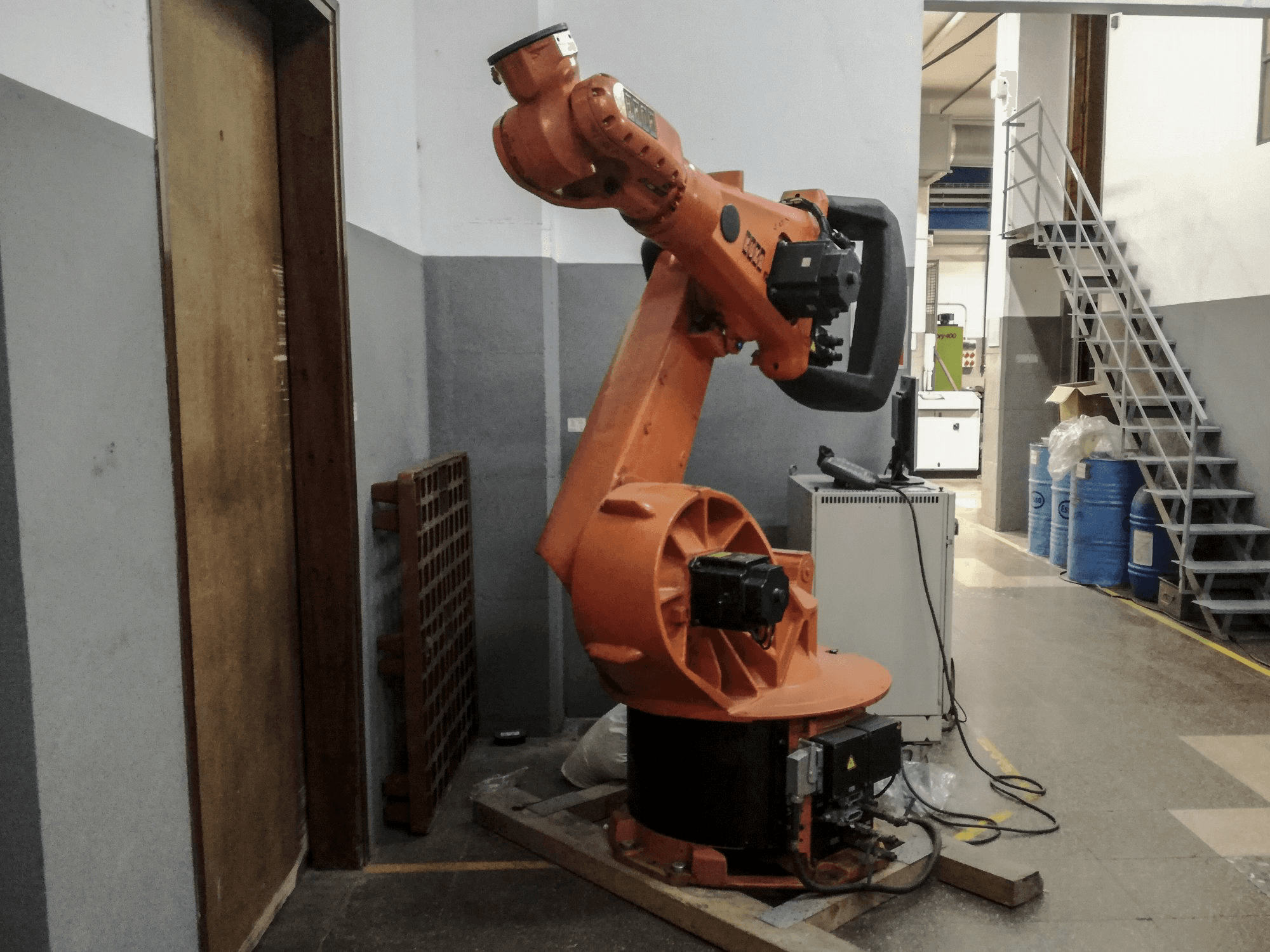 Vista lato sinistro della macchina KUKA KR 150