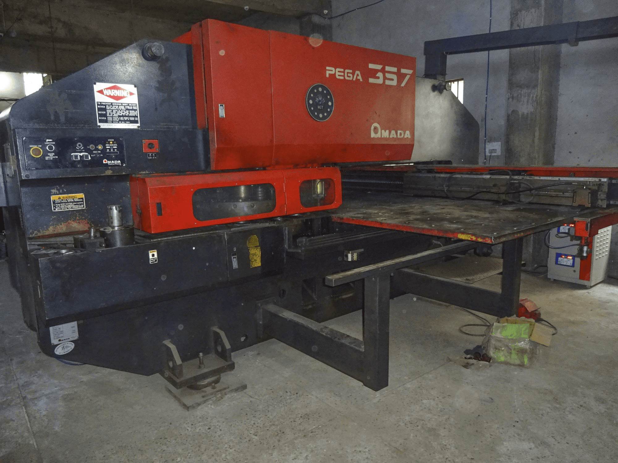 Vista frontale della macchina AMADA PEGA 357
