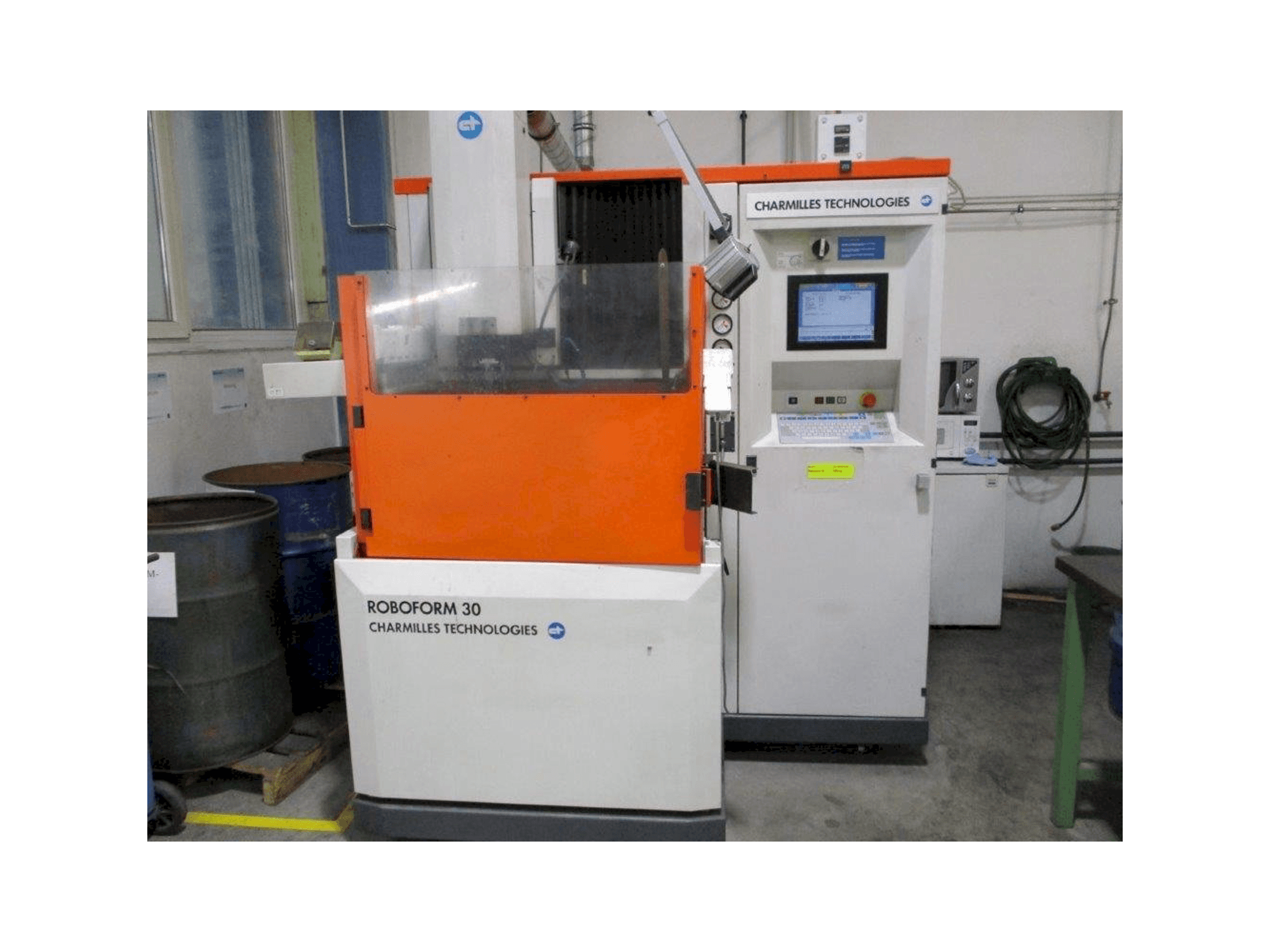 Vista frontale della macchina AgieCharmilles Roboform 30