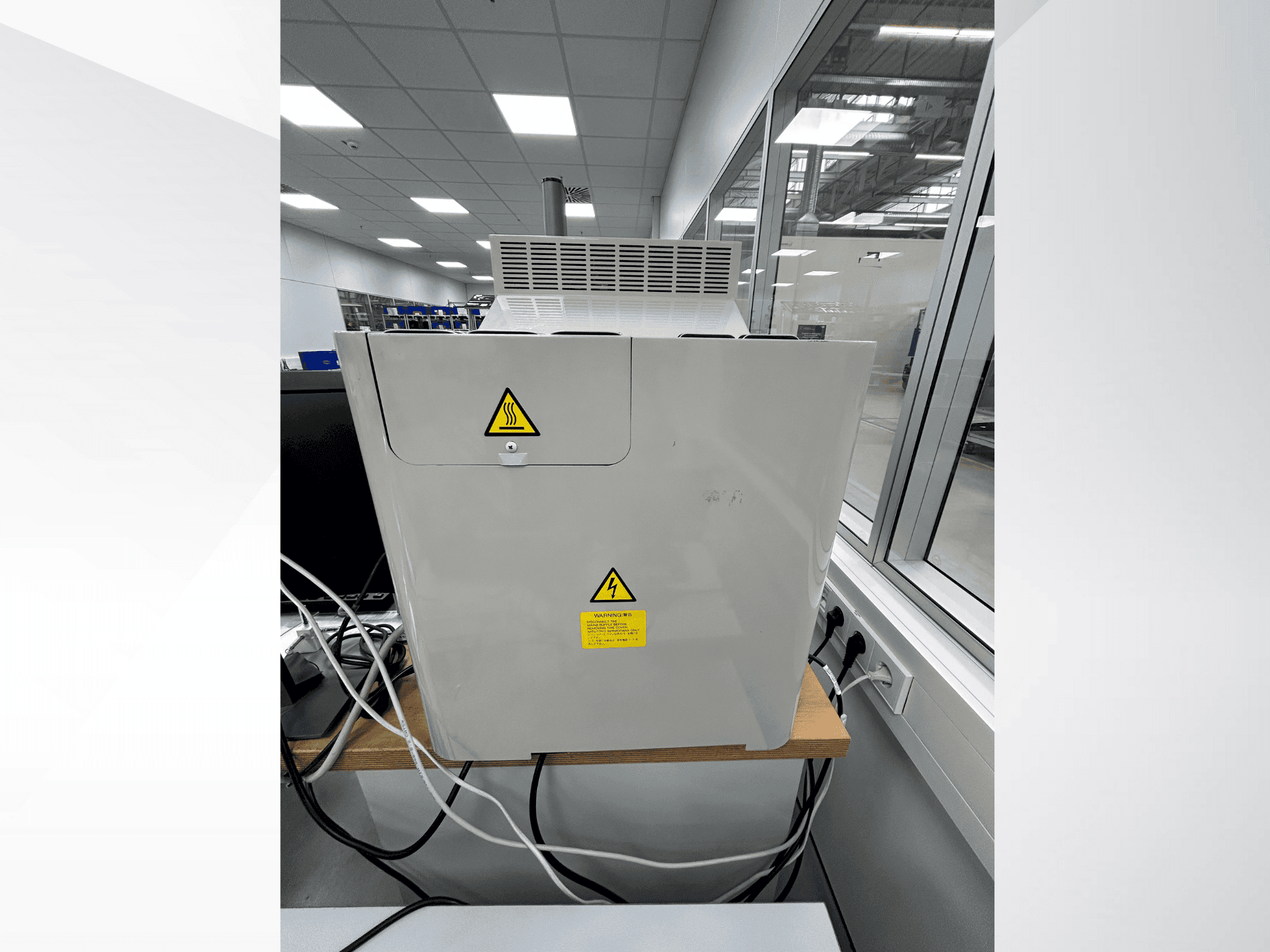 Vista frontale della macchina Mitutoyo Quick Scope QS-250Z