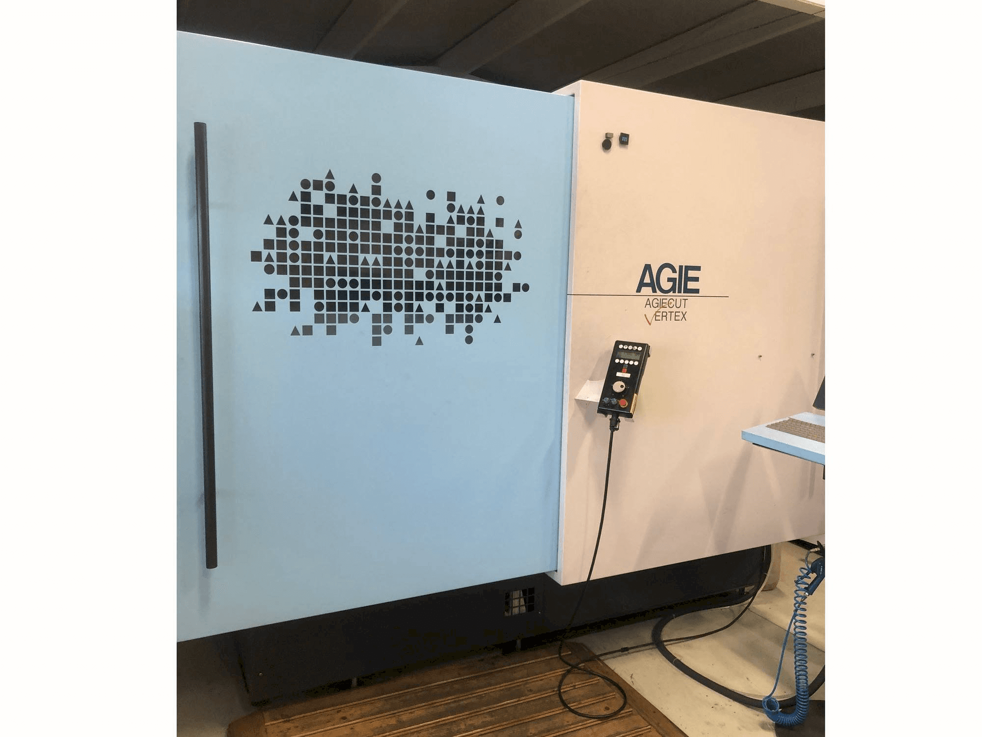 Vista frontale della macchina AGIE Agiecut VERTEX 3