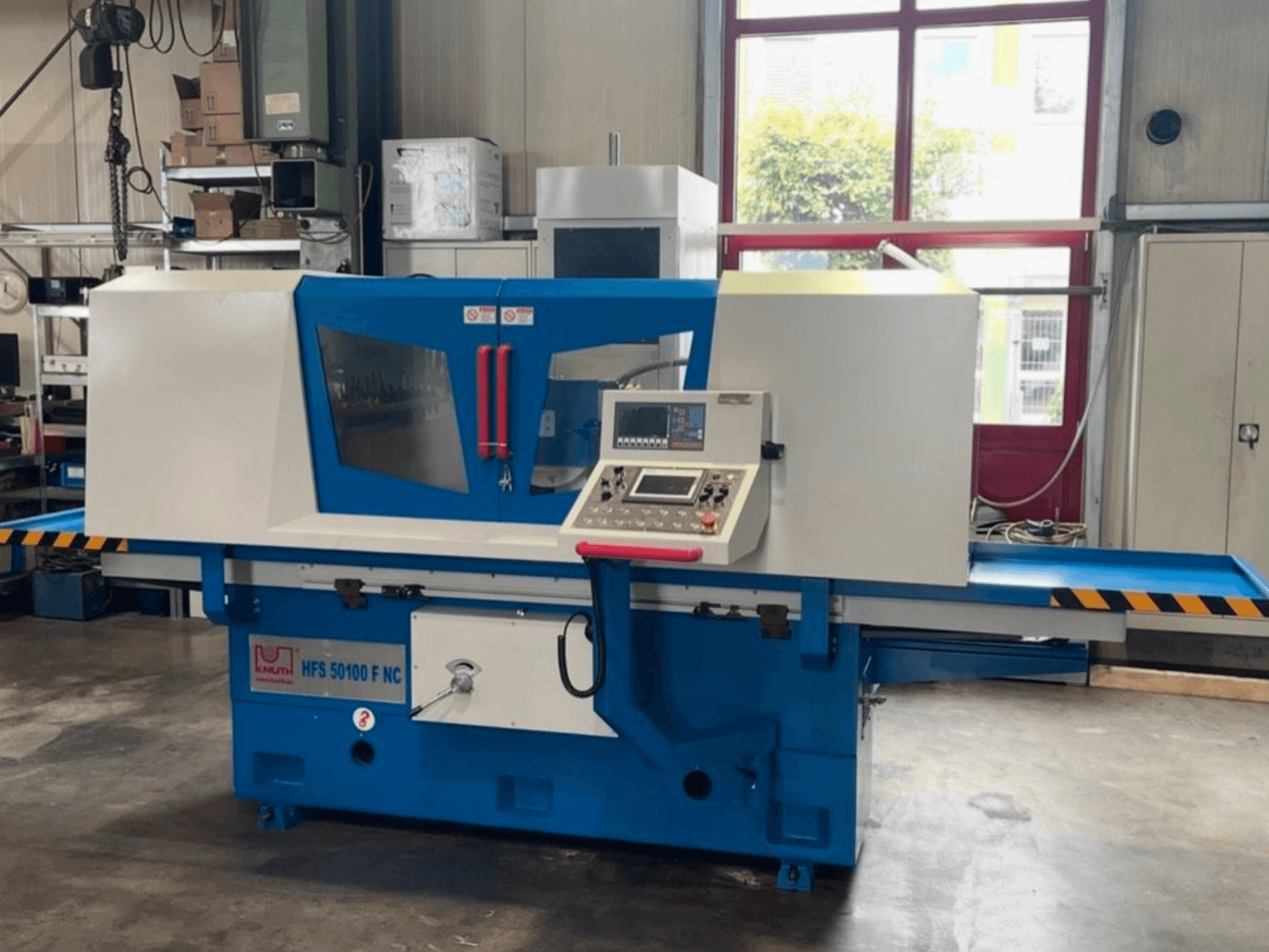 Rettificatrice piana KNUTH HFS 50100 F NC, vista frontale, con pannello di comando, tavola di rettifica e dispositivi di sicurezza.