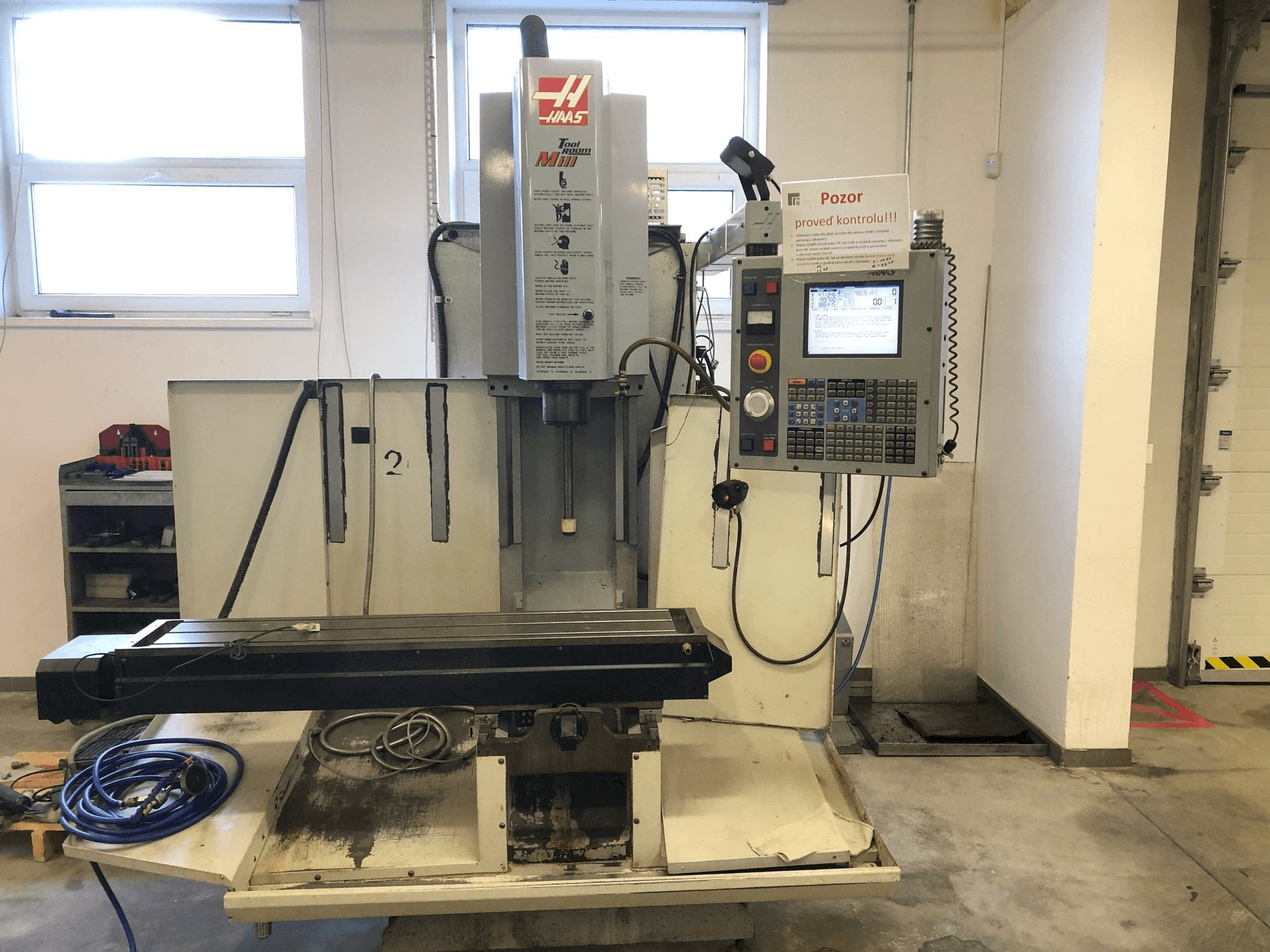 Vista frontale della macchina HAAS TM-2HE