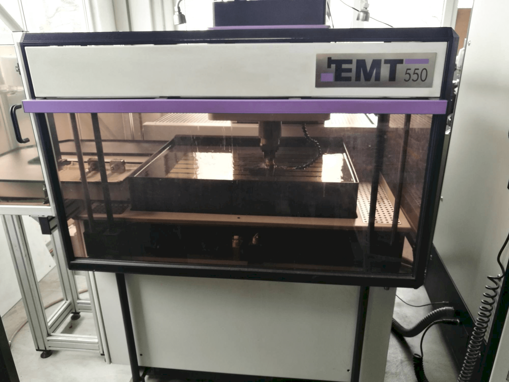 Vista frontale della macchina EMT 550