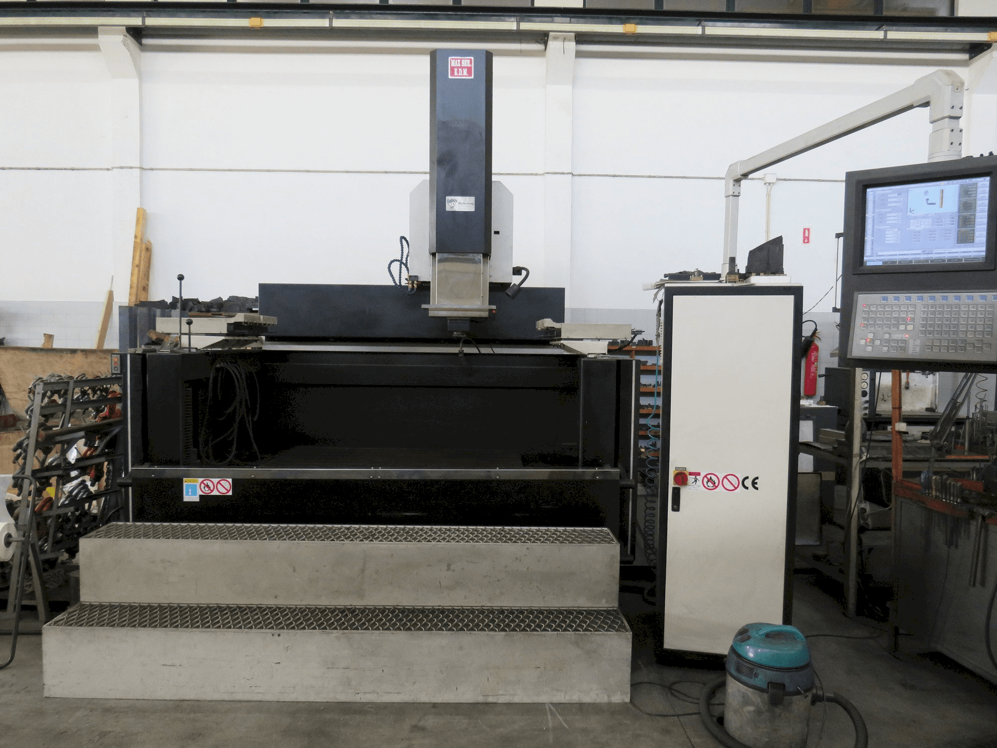 Vista frontale della macchina MAXSEE INDUSTRY CNC P66 100A