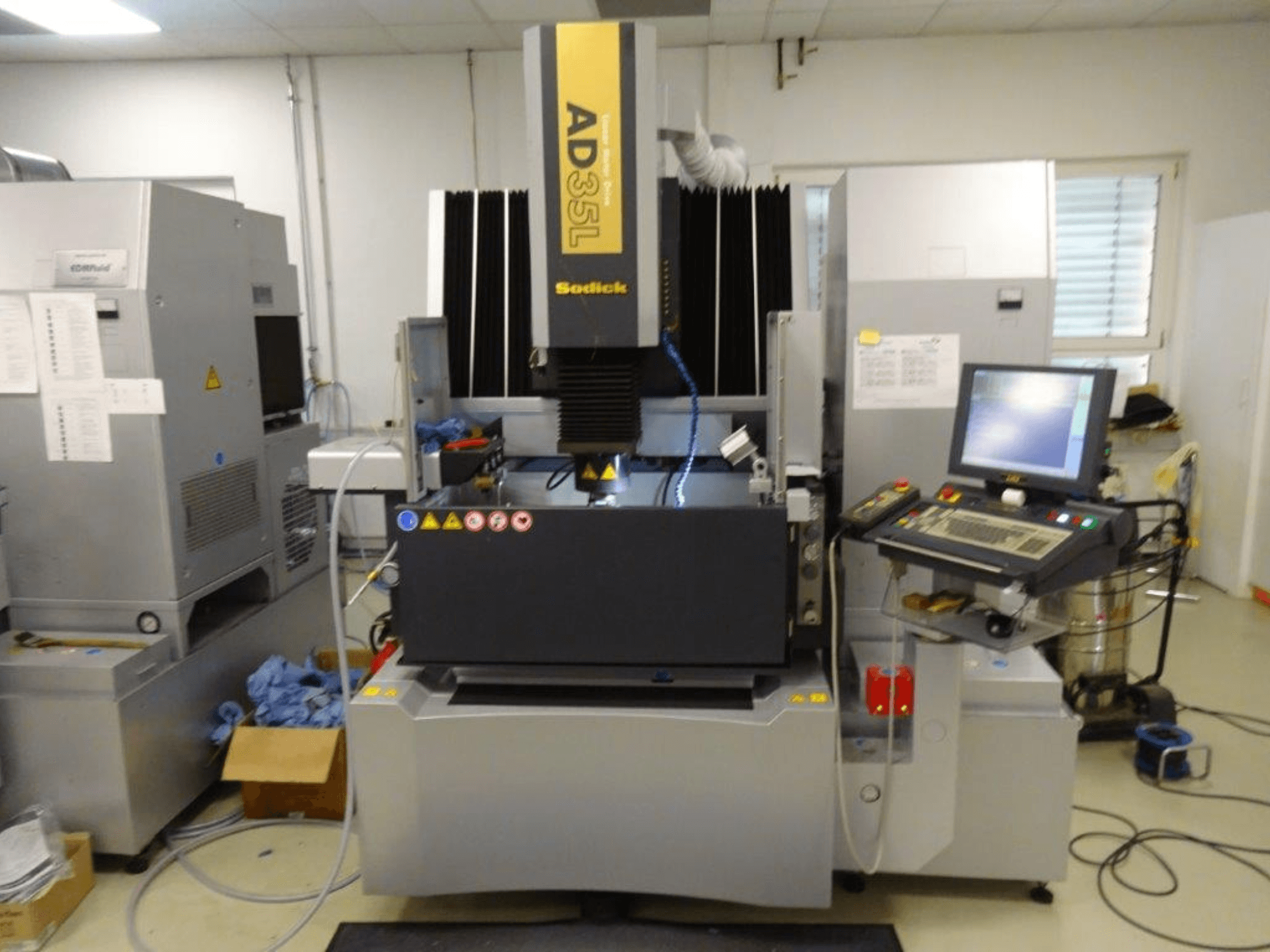 Macchina a scarica elettrica Sodick AD35L, vista frontale con pannello di controllo, sistema di raffreddamento e area di lavoro visibili.