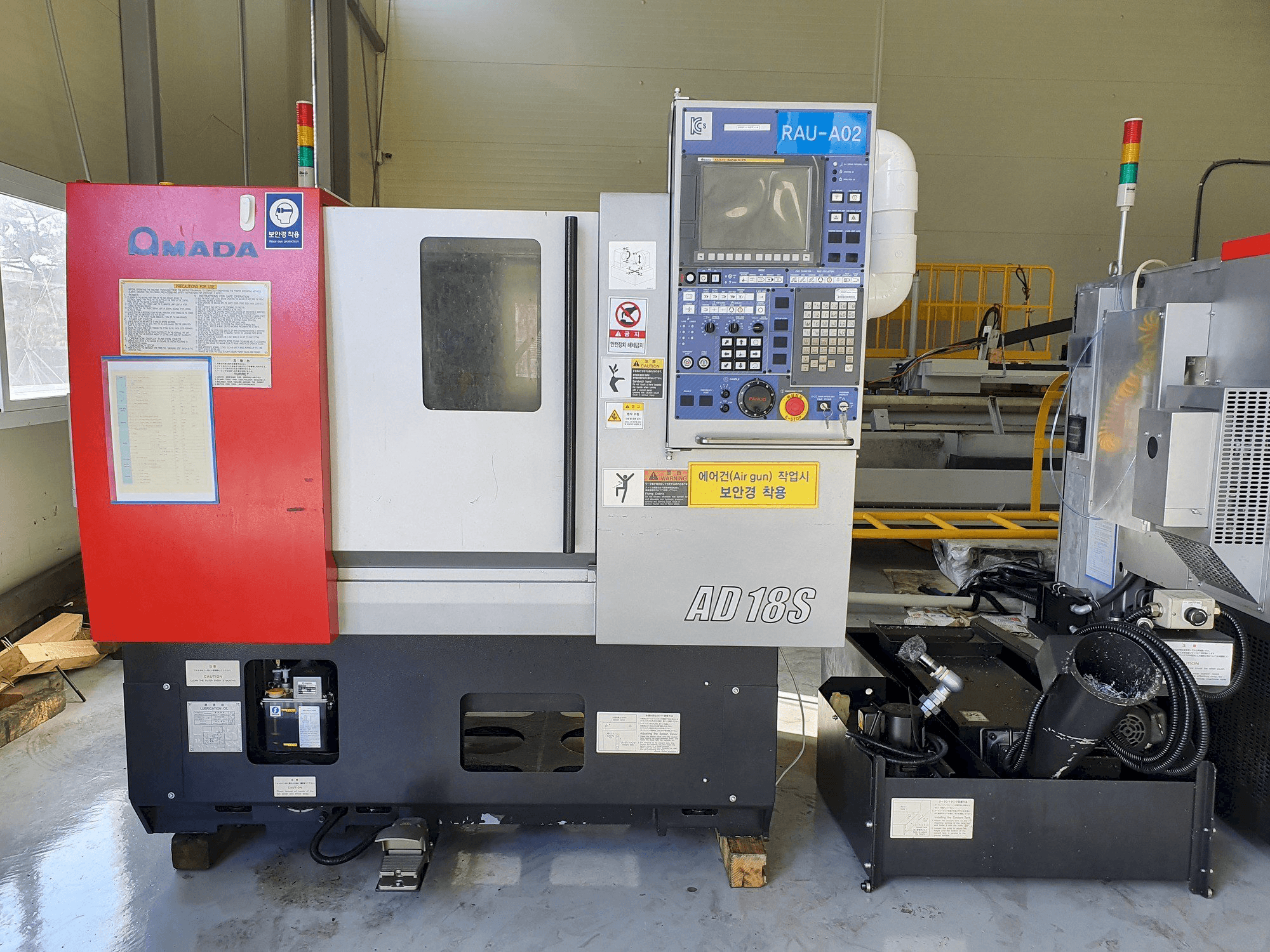 Vista frontale della macchina AMADA AD-18S