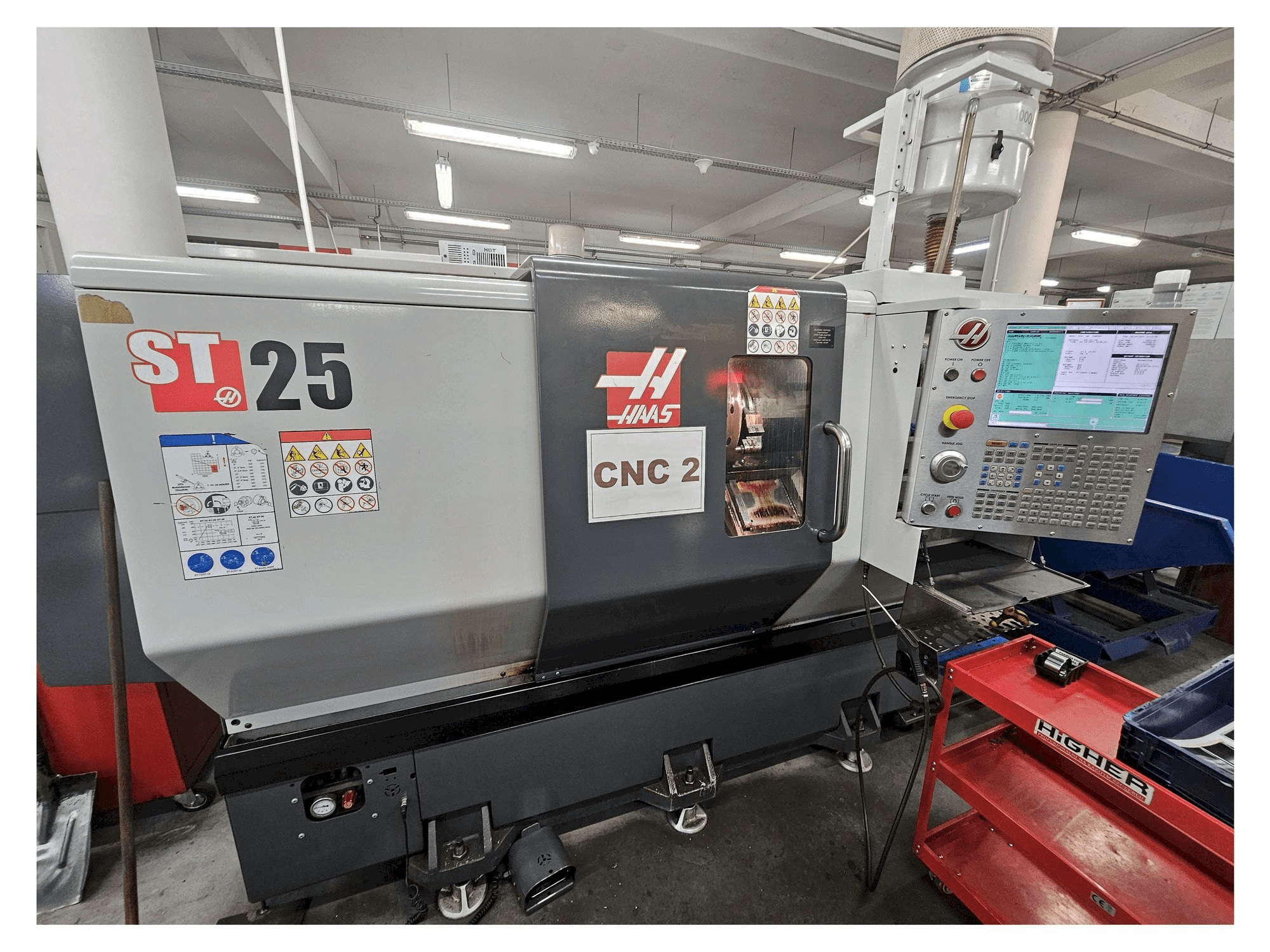 Vista frontale della macchina HAAS ST-25