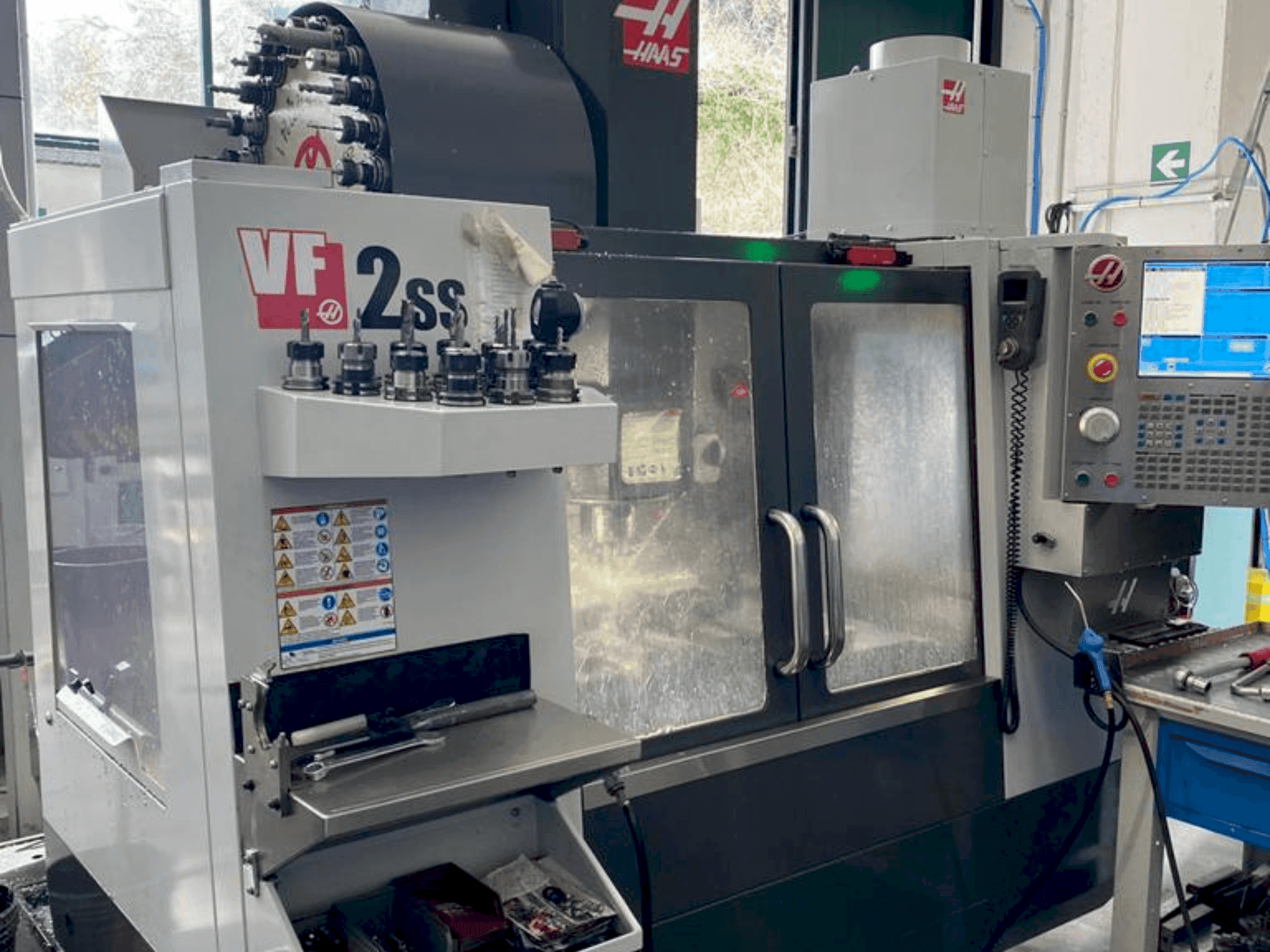 Vista frontale della macchina HAAS VF-2SS