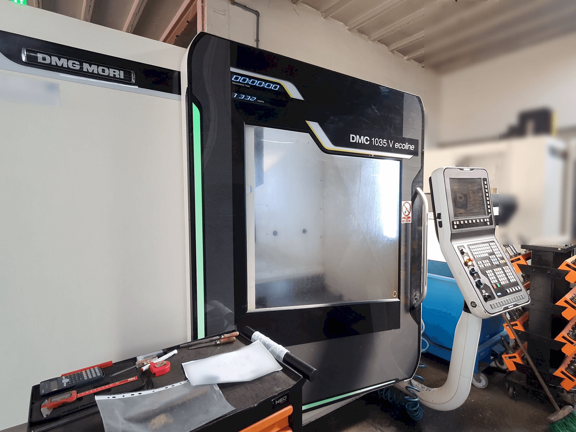 Vista frontale della macchina DMG MORI DMC 1035V Ecoline